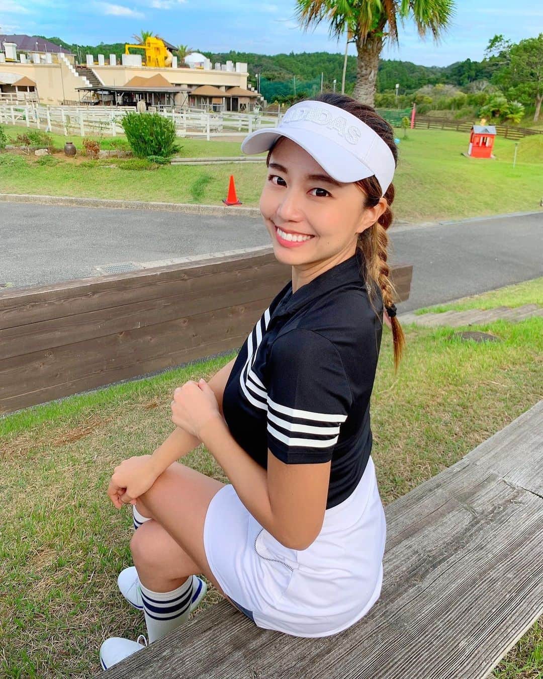 とくさきさんのインスタグラム写真 - (とくさきInstagram)「こんばんは⭐️ . @ebisu_golf_ranger ブルーさんとの春秋戦国時代対決見ていただけましたか？😌⛳️ . 初の1対1のガチ対決企画だったので、緊張したけど楽しかったなぁ💕😌 . キャメル⚪️90だったので、次は80台出したいなぁ✨ .  #ゴルフ#ゴルフ女子#golf#golfgirl#golfswing#ゴルフスイング#sports#スポーツ#スポーツ女子#골프#골프여자#스포츠#高尔夫球#高尔夫#ゴルフウェア#golfwear#Youtube#とくさきチャンネル#恵比寿ゴルフレンジャー」10月27日 19時31分 - tokusaki_golf