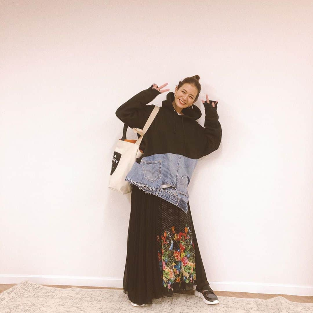 スザンヌさんのインスタグラム写真 - (スザンヌInstagram)「お団子→ロン毛→お団子﻿ でお送りします秋の私服♡♡♡﻿ ﻿ 年齢や流行を気にせず﻿ （大人だからTPOだけなんとなくおさえておけば🙆‍♀️）﻿ ﻿ 好きなお洋服着て自分の機嫌をとりながら、﻿ 今日のわたしなんかすき！と思える日があったらそれが幸せだな☺️﻿ #だから買い物やめられない ww﻿ ﻿ 全部のお洋服﻿ #wear更新 してます♡」10月27日 14時03分 - suzanneeee1028