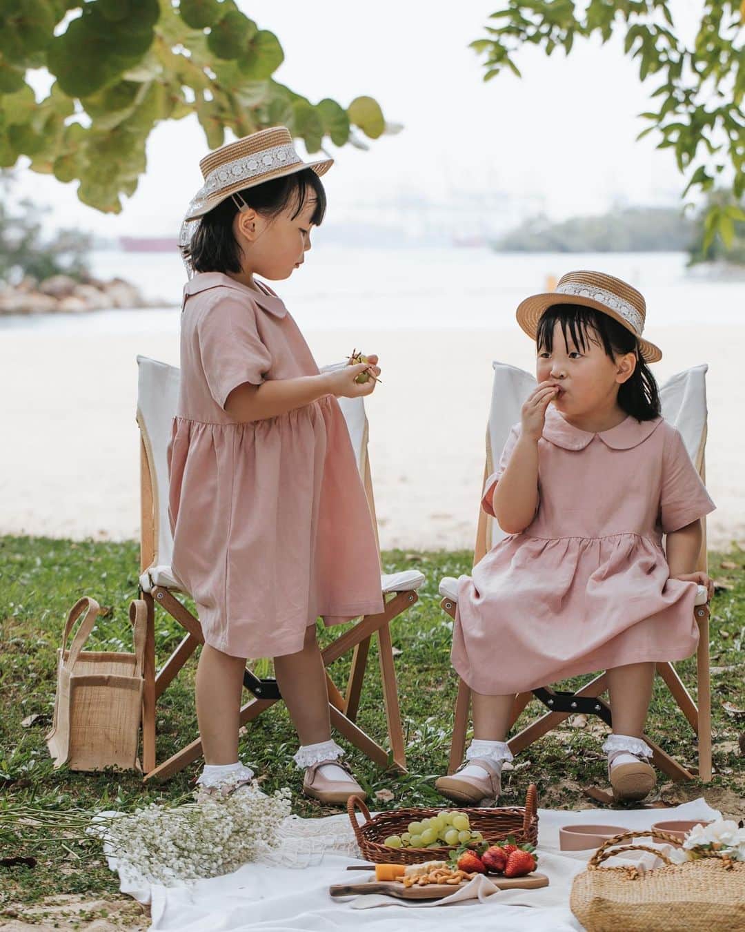 MOMOツインズのインスタグラム：「She is fun, she is sassy and her zest for life is infectious!  Inspired by Lauren, the Superga x LeiaLauren Mary Jane features Superga’s iconic canvas upper and a midfoot strap that closes with a hidden button. Sitting atop the button is an adjustable brushed metal buckle.  Available in two colours- Smoke Pink and Light Beige. Launching 31 Oct.  #SupergaxLeiaLauren @superga_sg」