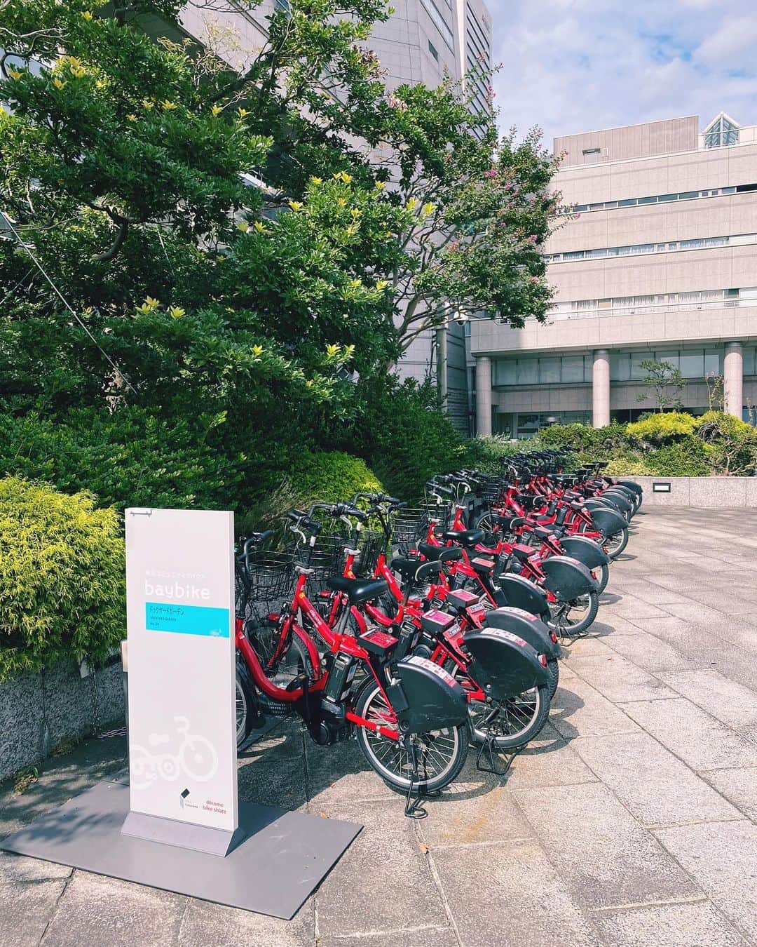 横浜ロイヤルパークホテルのインスタグラム：「ホテル近辺には、横浜・みなとみらいエリアの散策に便利なシェアリングサイクル「bay bike」がございます🚲  ホテル内のコンシェルジュデスクで一日乗車券を販売中です。観光の移動手段としてぜひご利用ください☺️  #横浜ロイヤルパークホテル #yokohamaroyalparkhotel #横浜 #yokohama #ホテル #hotel #レンタサイクル #サイクリング #横浜観光 #thepreferredlife #royalparkhoteljp」