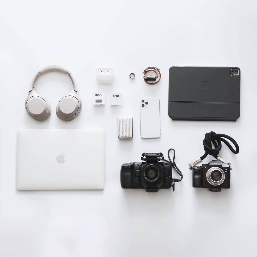 市川渚のインスタグラム：「My travel essentials.﻿ ﻿ ﻿ この間の旅に持っていった充電関係のガジェットについて @spurmagazine の連載に書きましたっ﻿ ﻿ https://spur.hpplus.jp/culture/nagisaichikawa/202010/26/MVCJCSU/﻿ ﻿ 今回MacBook Pro(2020)とiPad Proを両方持っていきたかったので、RAVPowerの90W USB-C充電アダプタを購入したのですが、充電早いしケーブルUSB-Cだけ持っていけば良いしで最高でした🙆‍♀️﻿ ﻿ Apple純正のApple Watch充電ケーブルはいつの間にか（前からあったのかも？）短い30cmのタイプが出てて、これ、旅にぴったり（付属のケーブルは旅行に持っていくには長すぎて邪魔だなあと常々思っていた）﻿ ﻿ 記事はプロフのリンクからも読めます！﻿ ﻿ ﻿ #spurmagazine#連載#市川渚のデジタルスタイリッシュライフ」