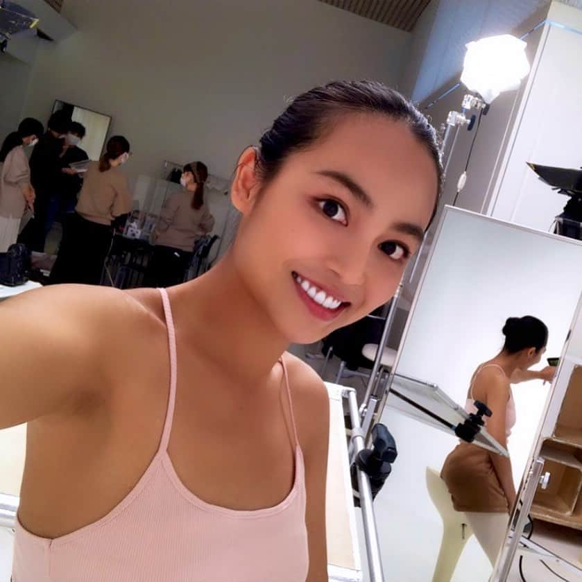 志摩マキさんのインスタグラム写真 - (志摩マキInstagram)「เกรียมมมม 555 tanned! ただいま！ あれ。暗くて見えない…w 沖縄から帰って来て、今日はVOCEの撮影♪ #📸　#🔥　#magazine #shooting  #tan  #tanskingirl #撮影」10月27日 14時16分 - makishimaaa