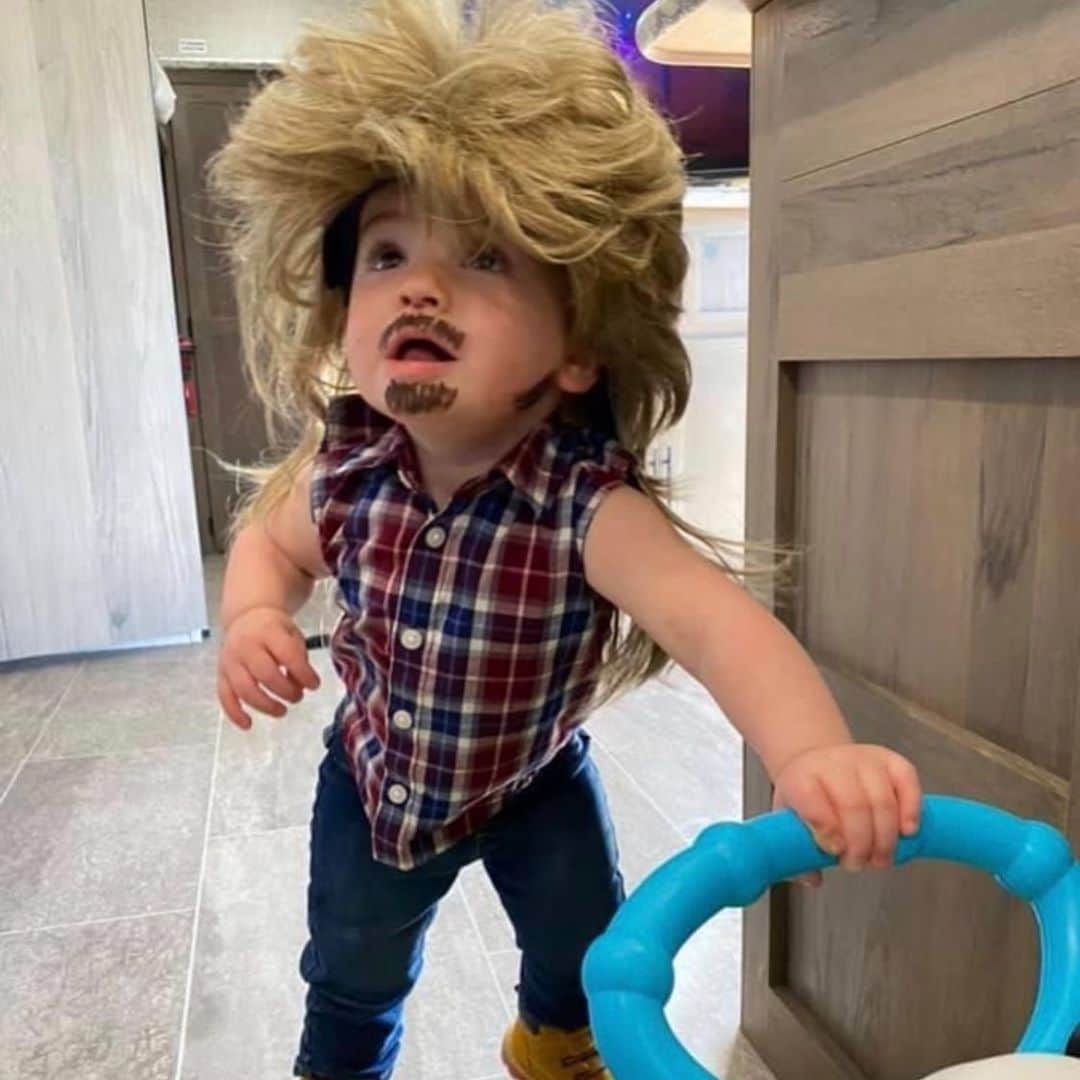 デヴィッド・スペードのインスタグラム：「Loving the kids joe dirt halloween costumes. ‘You like them spinnin tires?? Huh? ‘」