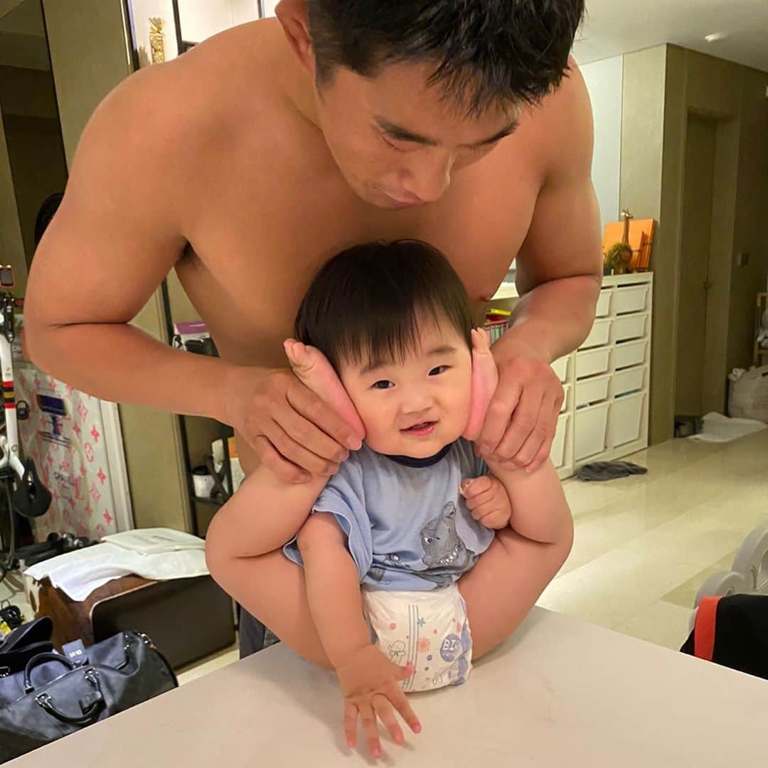 キム・ドンヒョンさんのインスタグラム写真 - (キム・ドンヒョンInstagram)「제일 안 닮은 사진😃👨‍👦 #3대가족사진 #DANU #💕」10月27日 14時19分 - stungunkim