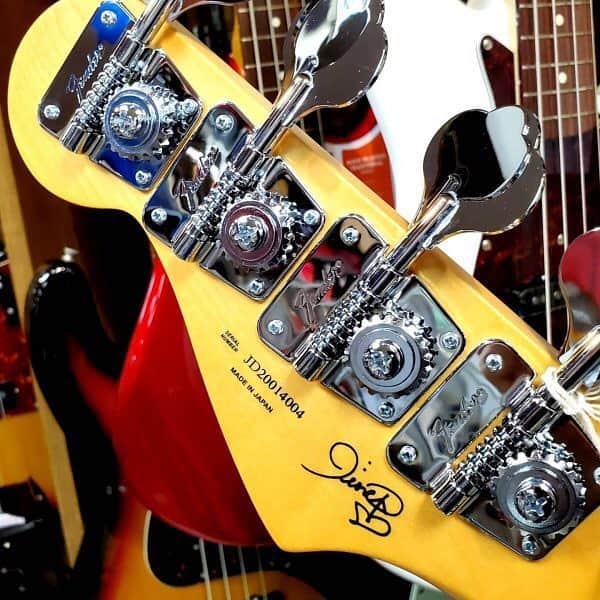 日野賢二のインスタグラム：「I Decided to put my signature on the back of the headstock and not in front.....my reasons: 50yrs from now some dude/dudette might dig this axe and be like who’s signature is this???? “I don’t want any signature on the front of the headstock,except fender 70’s TV logo!   Wanna thank all the sales peeps(people)for sending me pics and posting videos!」