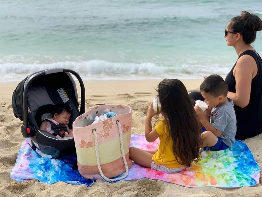 エリナ シルカのインスタグラム：「Beach day 😎 るーちゃん初ビーチ！午前中の涼しい時間狙って、コーヒー(とミルク笑)を飲みながらのまったりタイム。 デビューした人はずっと寝てました😂」