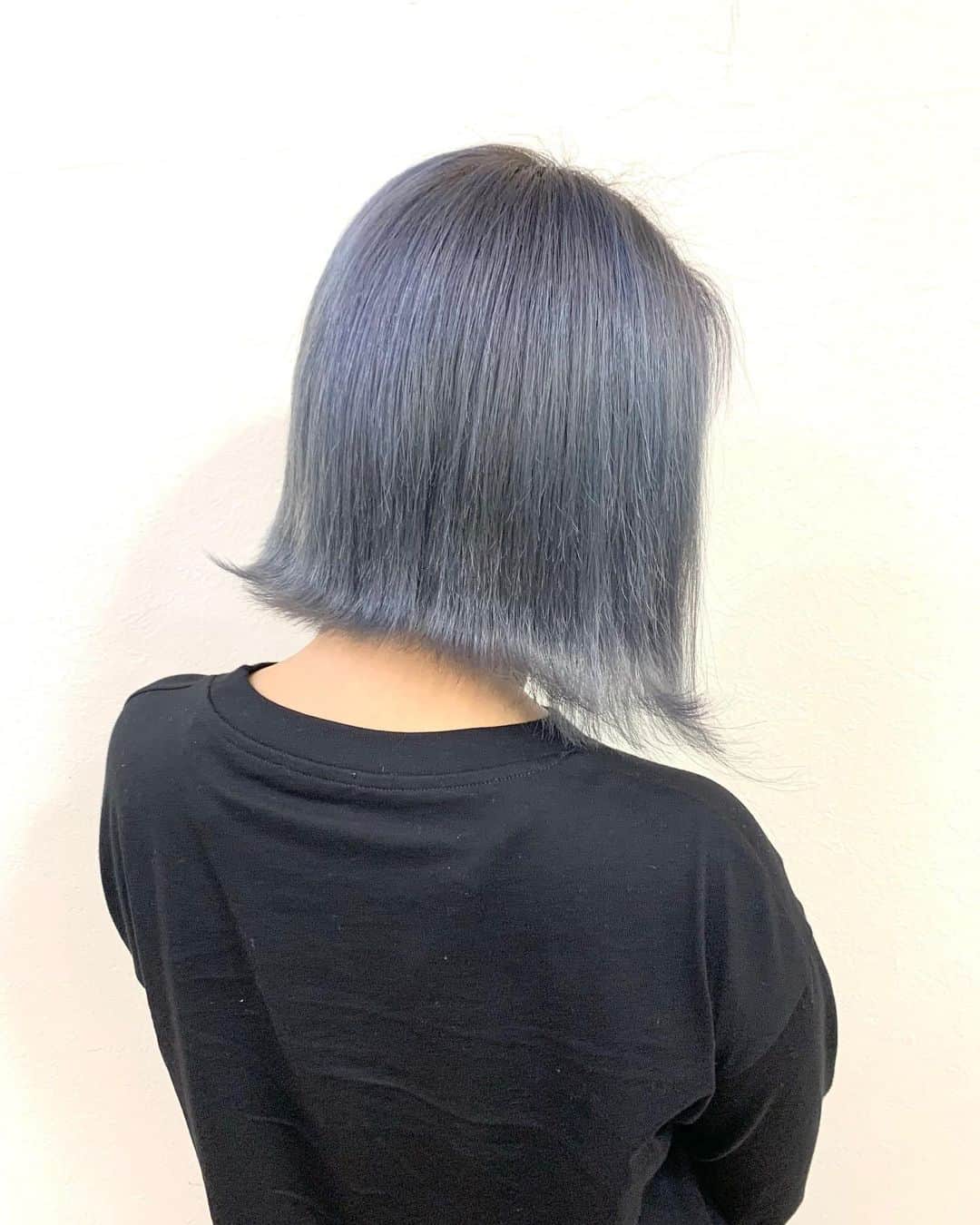 salon PRATiNO(サロンプラチノ)のインスタグラム：「. ✨ホワイトシルバーカラー✨. . 青みがかったキレイなシルバーカラー💫 透明感あるハイトーンカラーでクールな雰囲気に💓  . . 【CLAVIS PRATINO】 ◇月曜日～土曜日 10:00～20:00 ◇日曜日 10:00～18:00  ※定休日なし ※時間外はお問い合わせください。 愛知県名古屋市中区錦3-4-19石垣ビル７Ｆ ☎︎052-962-7017  【PRATINO SNS・お店情報】  Instagram  メインアカウント→ clavis_pratino スタッフアカウント→ pratino_staff YouTube → https://www.youtube.com/channel/UC29An_f8mXliizce-Y6AUsA  LINE@→ ＠clavis-pratino HP→ http://clavis-pratino.com CLAVIS公式アプリ→ アプリ検索「CLAVIS 公式アプリ」  . #hairstyle #hair #cornrow #braids #clavispratino #spiralperm #pratino #hairsalon #nagoya #haircolor #love #派手髪 #外国人風カラー #バレイヤージュ #グラデーション #コーンロウ #ブレイズ #スパイラルパーマ#ピラミンゴカラー  #特殊ヘア #ブラックヘア #美容室 #ヘアサロン #ヘアスタイル #ヘアカラー #クラビスプラチノ #名古屋 #栄 #錦」