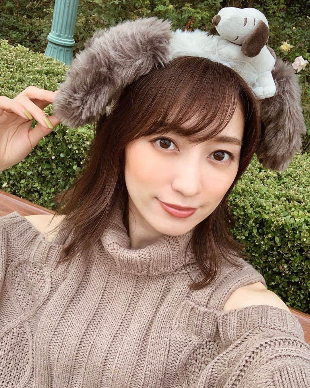 瀬口かなのインスタグラム：「まだまだあるユニバ写真🐶笑﻿ ﻿ ﻿ 今回朝からいたんだけど、﻿ ジョーズ、ジュラシックパーク、SING、ハリーポッター、ドラえもんを見たよ〜☺️﻿ ﻿ ﻿ 特にドラえもんが個人的には良かった！﻿ VR装着からのジェットコースターは新しすぎた🤣✨﻿ ﻿ あとSINGの映画大好きだからキャラクターの生歌には感動した！！！💓﻿ ﻿ ﻿ あ、ガチなジェットコースター系は苦手なので乗りませんでした😂﻿ ﻿ ﻿ ユニバ楽しいな〜街も映えだし関西だからなのか、クルーの人たちもみんな明るくて声かけてくれるし！楽しい場所🎢﻿ ﻿ ﻿ #ユニバコーデ #usj #usjコーデ #ユニバ #スヌーピー #ユニバーサルスタジオジャパン #ブラウンニット」