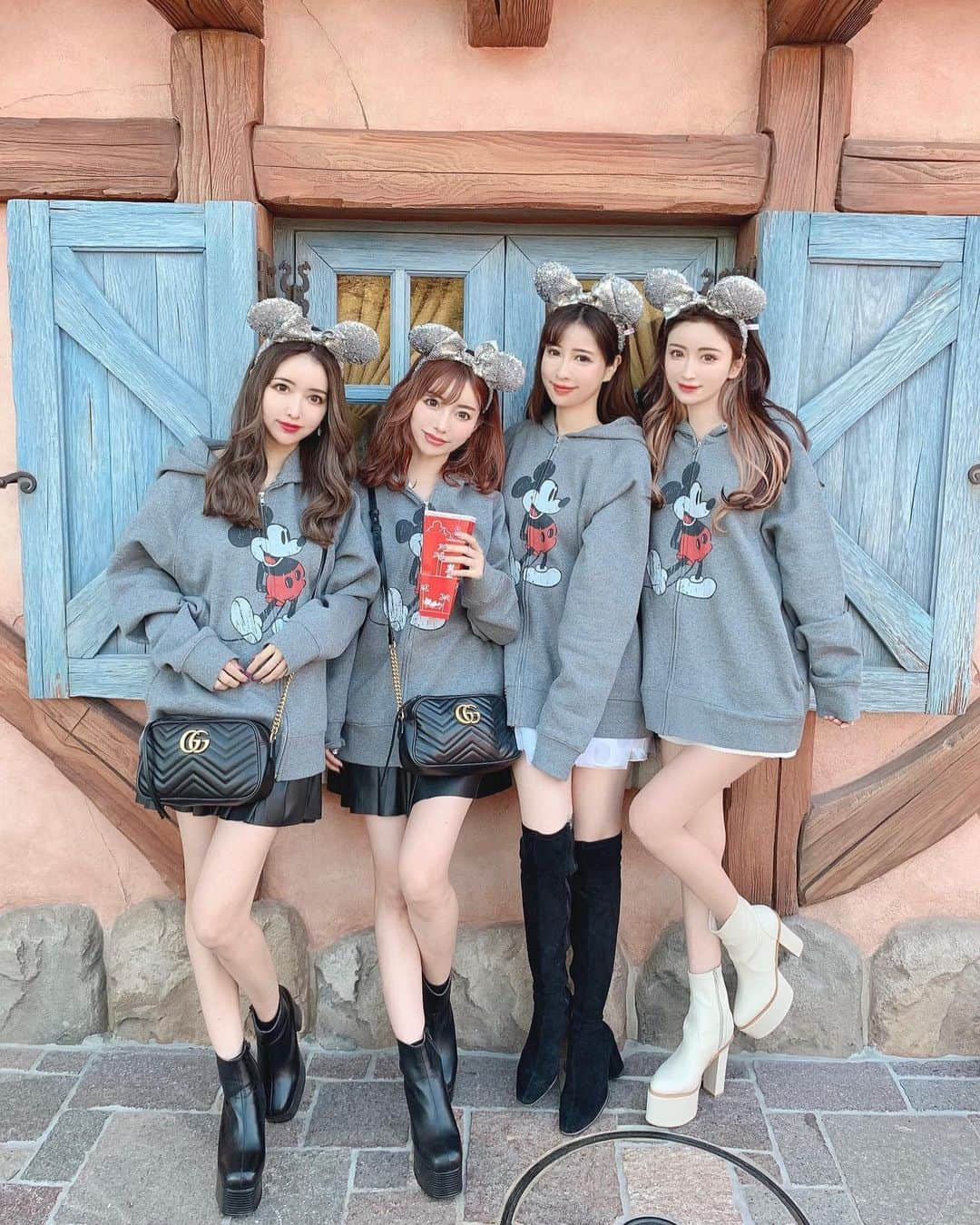 青木りえさんのインスタグラム写真 - (青木りえInstagram)「🏰✨ . 久しぶりのDisney land ❤️🖤とっても楽しかったー🥰 .  @tokyodisneyresort_official  初めてスペースマウンテンに乗ったよ🎢✨いい経験になった🤣 . Disney楽しかったから、また行きたいな💓💓 . . #disneyland#Disney#ディズニー#ディズニーランド#ディズニーコーデ#mickey#mickeymouse#mickeyパーカー#東京ディズニーランド#東京ディズニーリゾート#tokyodisneyland#ディズニーランド」10月27日 14時39分 - aokirie0418