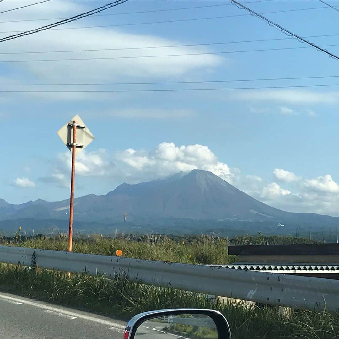 小谷あゆみのインスタグラム：「大山なう① #伯耆富士 大山とウワサのセイタカアワダチソウ② お天気サイコーよかったー‼️ 飛行機からの立山連峰③ 10か月ぶりの飛行機旅でこころ踊るなう😍 まもなく琴浦町〜（今回は熱中小は通過しまーす）」