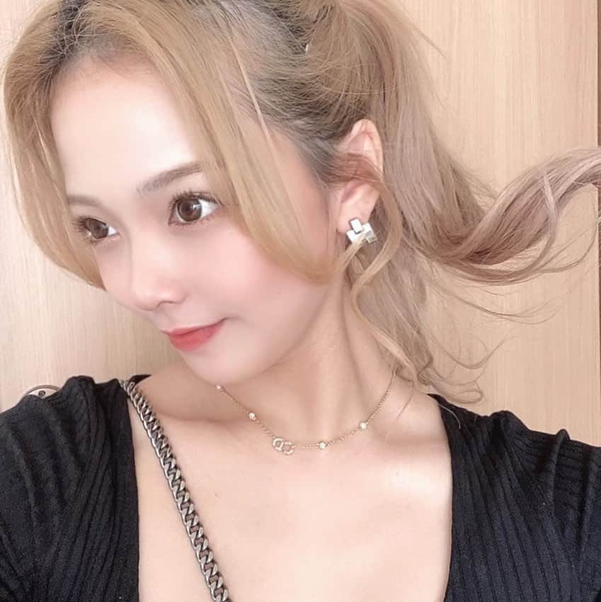 仲本莉絵瑠のインスタグラム：「最近アップ多い💁🏼‍♀️ めっちゃプリン〜〜美容院行かないと🍮」