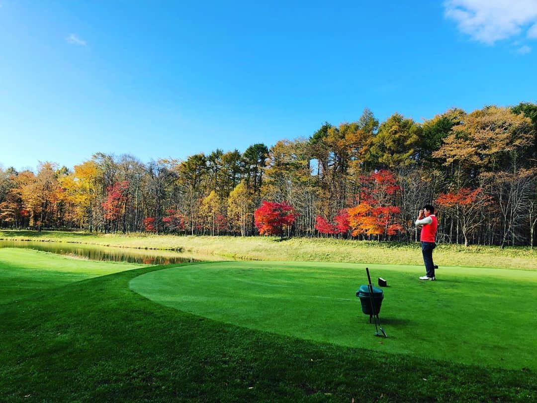 やまだひさしさんのインスタグラム写真 - (やまだひさしInstagram)「ゴルフアンリミテッドでサポートしていただいている株式会社ショウワ社長@showa_fujimuraと、おそらく今年最後の北海道ゴルフ。 北国では通年オープンできるコースはほぼありません。なので平日でも駆け込み需要半端なく予約もいっぱい。 内海支配人、いつもありがとうございます。 紅葉三昧のラウンド眼福。 そしていよいよ きたる12月8日(火) このショウワプレゼンツのミニツアーが開催。 女子プロゴルファーの皆様、ご参加お待ちしております。 賞金100万円持ってっちゃってー！！！ http://e-showa.net/inquiry/ladies.html  #やまだひさし　#ゴルフ　#女子プロ　#賞金　#大会　#ミニツアー #ショウワ」10月27日 14時44分 - yamadamic