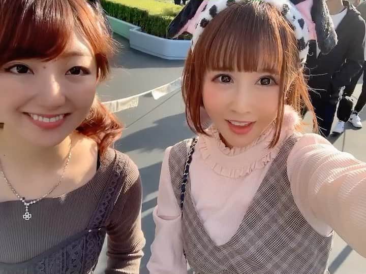尻無浜冴美のインスタグラム：「温泉ちゃんと雑誌#パニック7  罰ゲームでディズニーきたよ(。-∀-)ﾆﾔﾘ💖 絶叫マシーン乗って貰いましょう(。-∀-)ﾆﾔﾘ💖 久しぶりのランドウキウキする🥰  #パニック7﻿ #凱旋﻿  #GOD #パチスロ﻿ #パチスロライター﻿ #必勝ガイド﻿ #ディズニーランド  #ダルメシアン  #101匹わんちゃんヘアバンド」