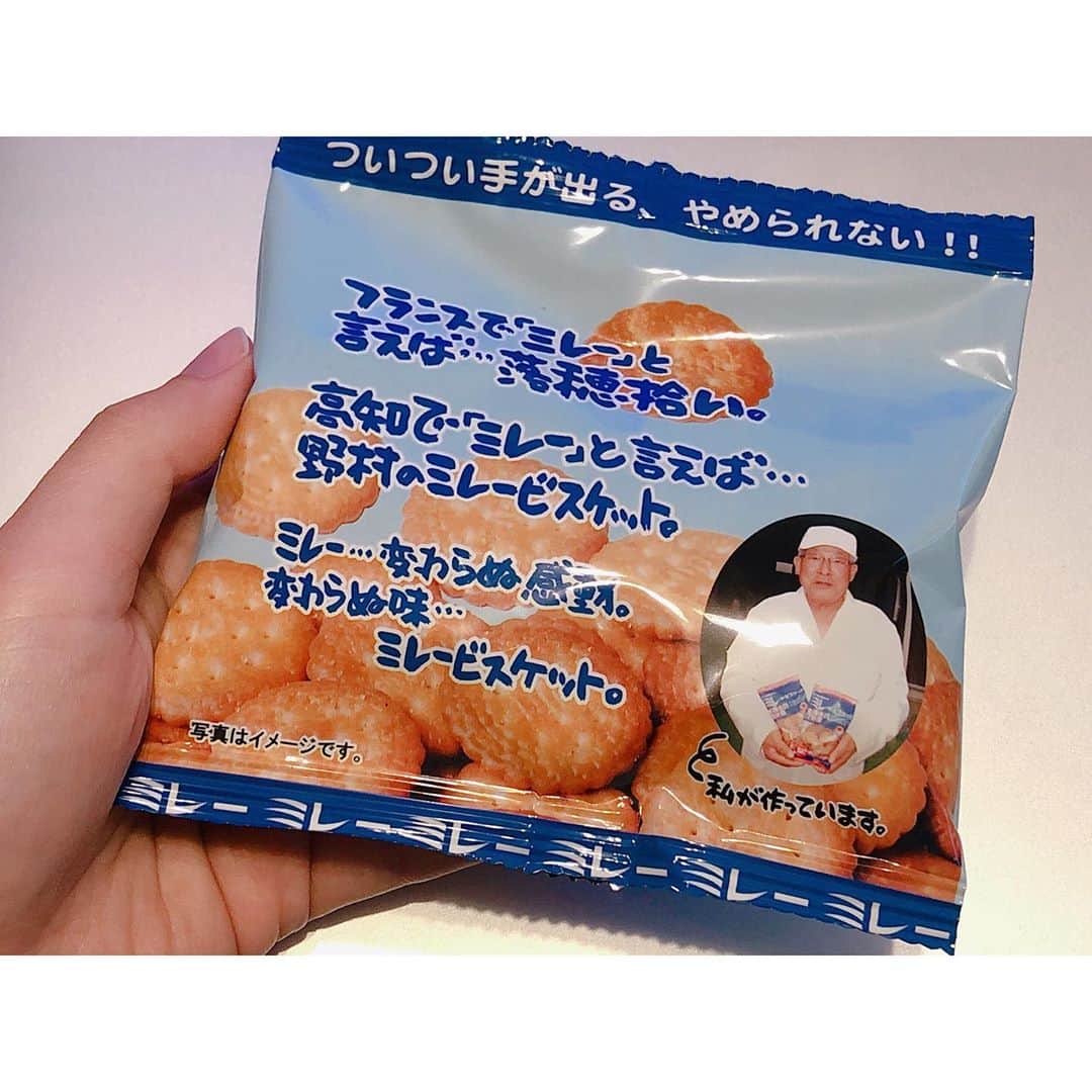 のインスタグラム：「🍪 🥛 🍪 🥛 🍪 . 私が大好きな三大クッキーの一つ。 . 「ミレー」 . フランスの画家のミレーの代表作が . 「落穂拾い」なのも . 高知なのも . 野村なのも . 初めて知ったし . こちらの方が作られていると知った今 . もう、なんか、他人じゃない気がして . 貪りたい衝動に駆られています。← . このサイズで売ってるんですね、ミレー。 . いつもお徳用を一人で貪ってます。← . #野村のミレービスケット #ミレー . #咲野俊介 さんにより 知見を広めることができました。← . 美術館のこと散々投稿して満足したのか気持ちは食へ。←」