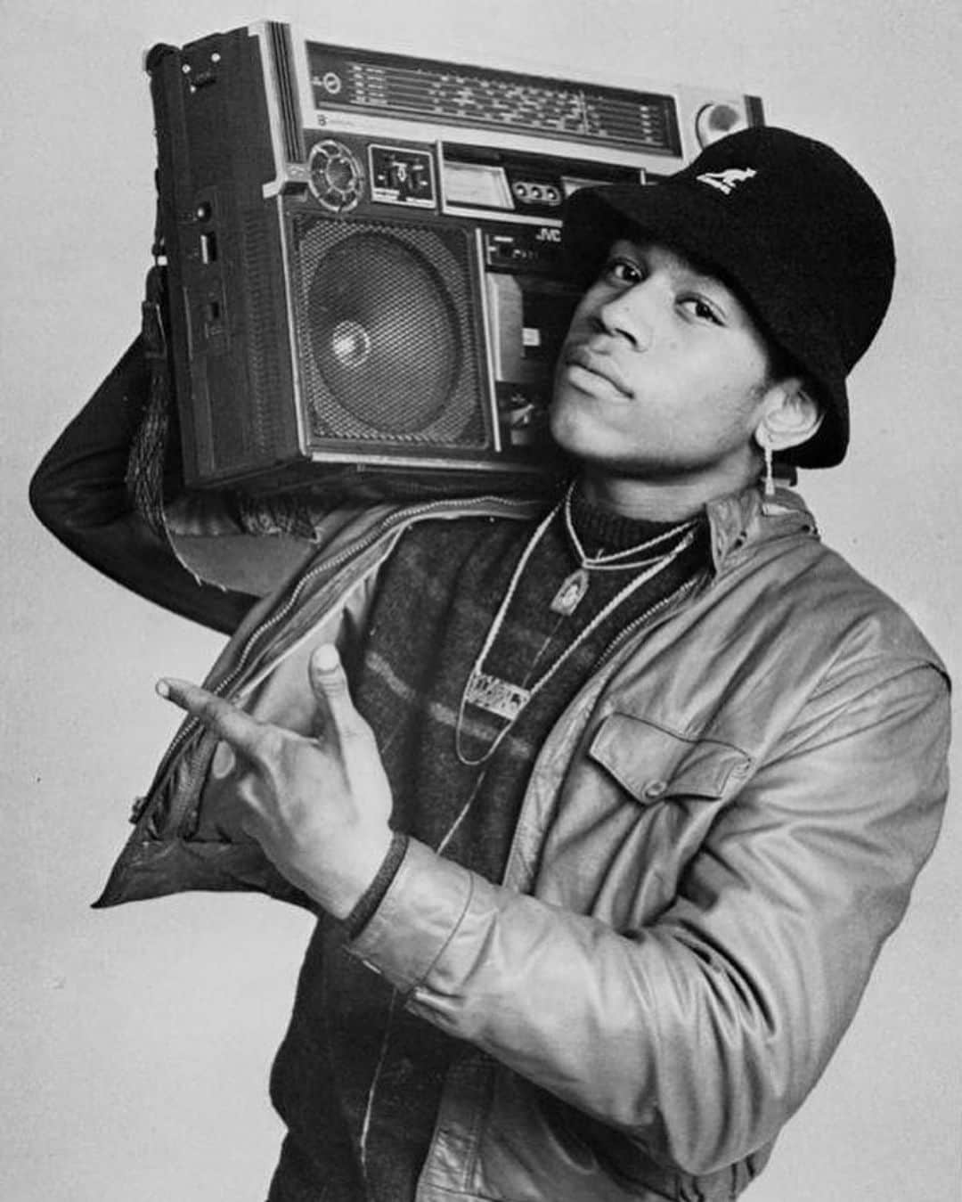 ファンクマスター・フレックスのインスタグラム：「Queens Legend: LLcoolJ... COMMENTS OFF! Hahahaha! Rappers that testify love to send bots in the comments! Your whole style is chump!😂😂😂😂😂😂😂  TUNE IN TONIGHT 10PM AS I BREAK IT DOWN IN DETAIL! @hot97」
