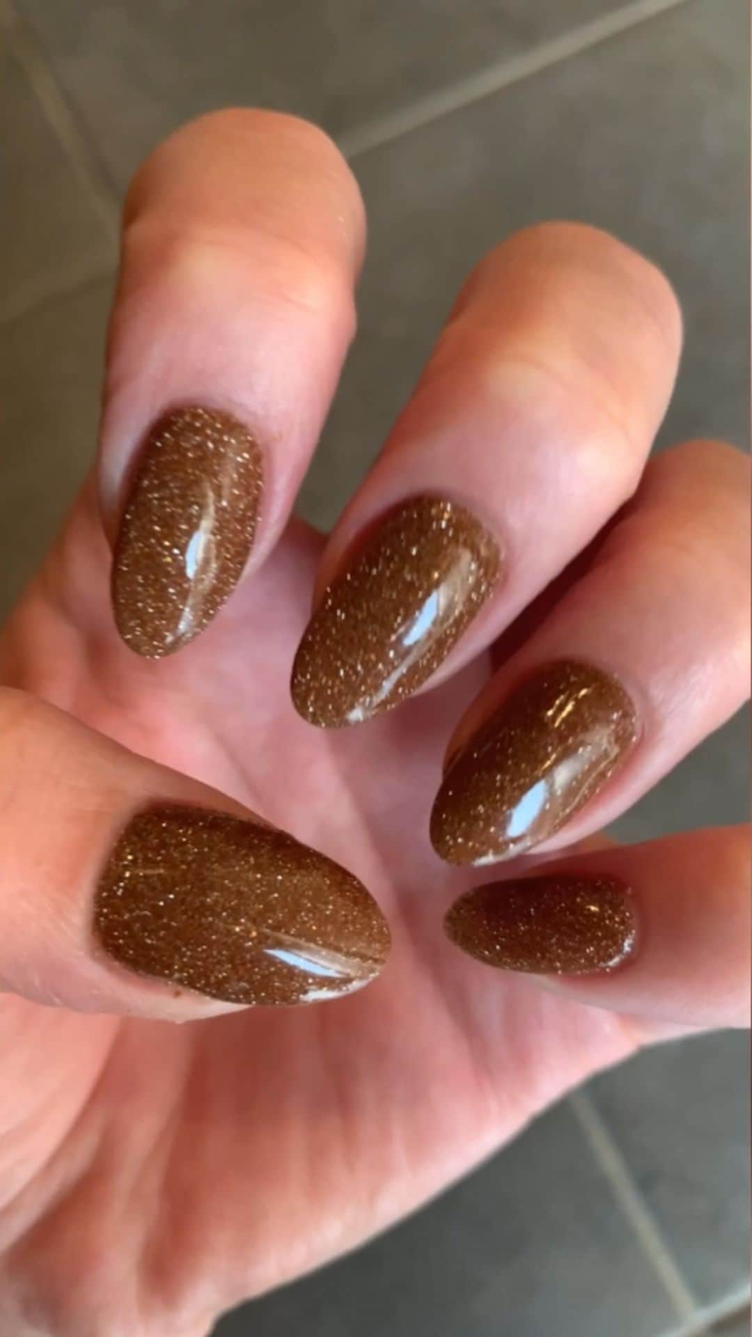 のインスタグラム：「なんじゃこれーってくらい可愛い😍！！ ギラギラ🤩‼️ ・ @ef.nail  でフラッシュネイルの取り扱いが始まりました☺️ 来月までに全色揃います❤️ ・ ・ @boutiquekorea_com  ・ #フラッシュネイル  #グラデーション#ニュアンスネイル#ニュアンスネイルデザイン#インクネイル #冬ネイル#秋ネイル#秋ネイルデザイン#ワンカラー#シンプルネイル#efネイル#efネイル石川町#efネイル石川町店#efネイルグループ#efネイルサロン#efネイル横浜#efネイル代々木上原店オープン#efネイル代々木上原#efネイル東京店#小森純#ギャラクシーネイル」