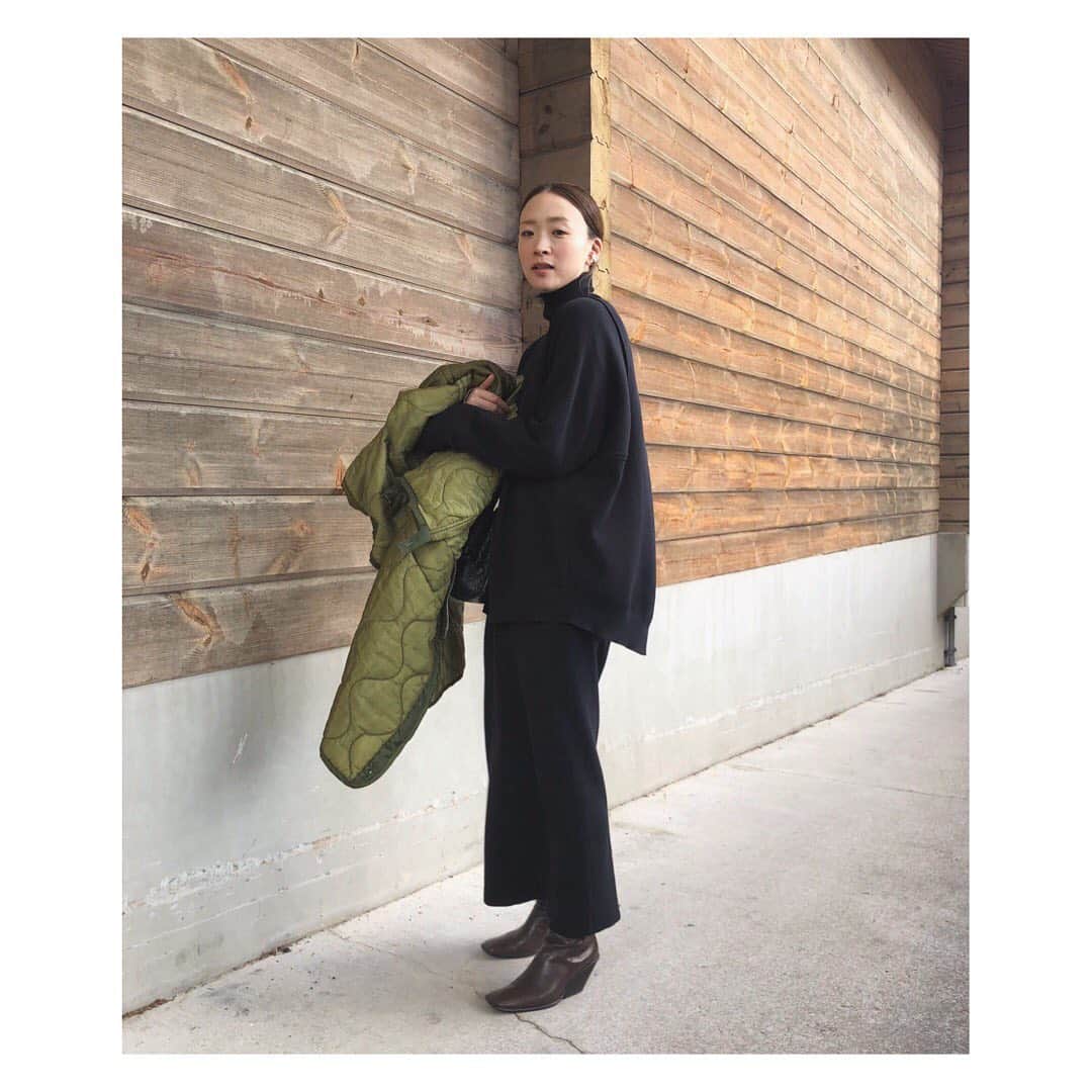 野尻美穂のインスタグラム：「軽井沢、天気も良くて日中は暖かく、アウターも脱ぐほどでした〜🌞 このセットアップ、授乳も便利だし、何より腰隠れるから細く見えるよ🤤💞中のワンピだけでも着れるし🤔 グリーンもグレーもかわいいんだぁ💚🤍 #bonum_mihonojiri  #軽井沢」