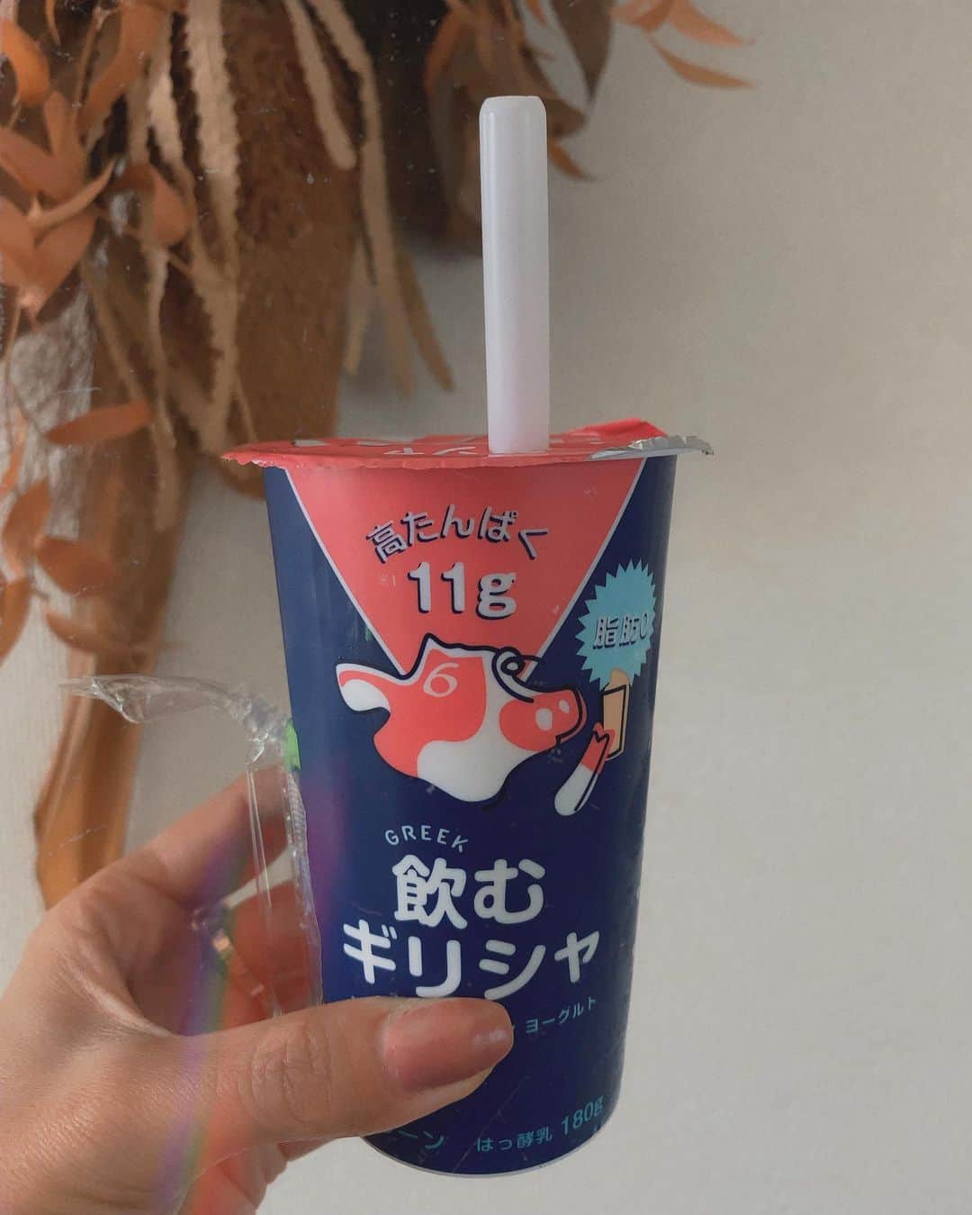 堀舞紀のインスタグラム：「🐄🥣 . . . え？？？ . . . #cannyO の 朝ごはんですが、、 な、 な、 何か？？ . . . 朝ドタバタしがちなので、 朝ごはんとして 飲むヨーグルトは 重宝します😂 . . . 贅沢だから この ギリシャヨーグルトが 濃厚ですきなんだってさ😂 . . . なんてやつだ！！ w . . . #国文フードクリエイト #飲むギリシャ #ギリシャヨーグルト #menumagazine #飲むヨーグルト 中身シンプルなのに美味しーんだよな。 タンパク質も11g... 脂肪もゼロ... 筋トレしてる人におすすめしたいわ😂 (やめたんかーい🙋🏽‍♀️)」