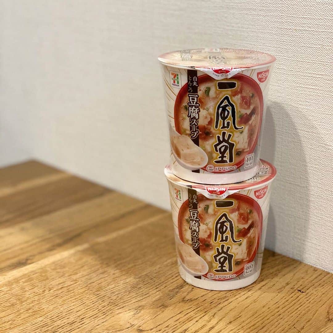 y1735kのインスタグラム：「これ　すんごく好きです。 ・ 麺ははいっておらず、豆腐が入ってる とんこつスープ。（日清とセブンイレブンのコラボ商品のようです☝️） ・ 野菜たっぷり煮込んだスープの方が絶対的に身体にはいいのだけど、私はこれに　追い豆腐やブロッコリー　など入れたりします🥦 ・ とんこつ好きにはたまらなく　満足できる嬉しいスープ。糖質量も個人的に許容範囲内👌 ・ ・ 【写真3枚目】 主食は玄米を頂く事が多いです。 仕事上　食べる時間はまちまちですが、炭水化物を摂るなら日中、遅くとも15時までとゆるく決めてます。（生理前でフラフラになるような日とか家族でピザパーティーとか、そんな日は例外ですが👏） ・ ・ 玄米は子供も旦那さんも食べやすいように５分、6分に精米して頂きます🌾 ・ 【陽性体質である子供や男性】は玄米などの【陽性】のものを頻繁に食べることで逆に心身のバランスを崩しやすくなったりします。分付きだと食べやすくなるし、家族全員の調整が効きやすいです👨‍👩‍👧◎ ・ ・ 食べ物については、出来るだけ　家族全員が共通して食べれるようなものを選ぶようにしてるかなと思います。 干し芋とコストコ で買ったデーツは私しか食べないな、、という例外もありつつ、、。 ・ （興味本位で買って美味しくなかったり、私しか食べないしで賞味期限切れになったりすること多々だったので🙇‍♀️）」