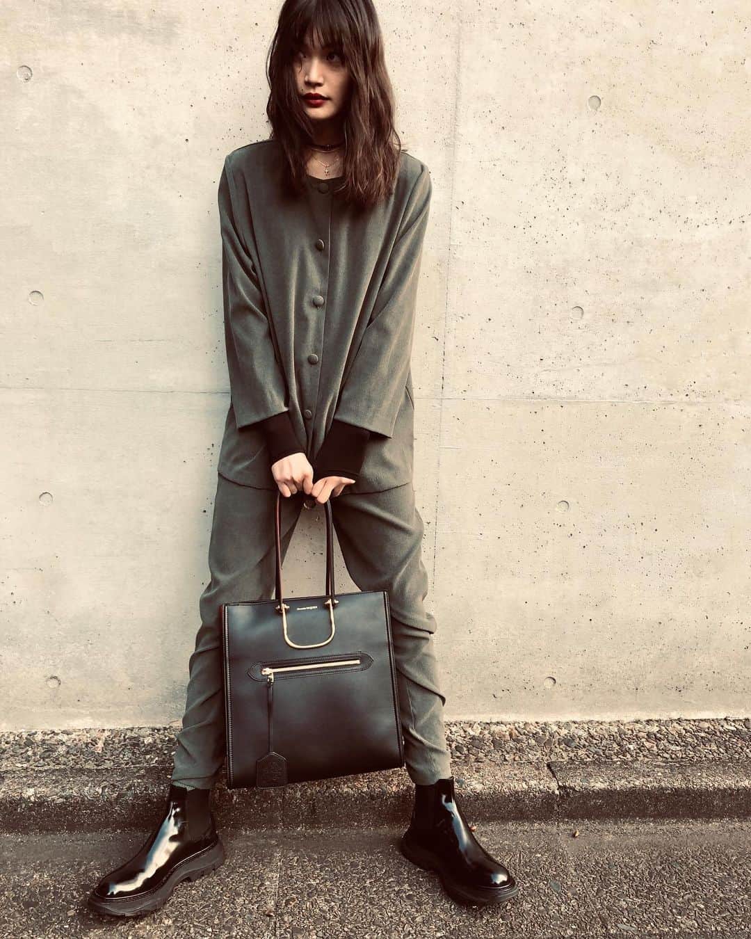 福士リナさんのインスタグラム写真 - (福士リナInstagram)「love these beautiful bag and  boots 💜✌🏻 @alexandermcqueen  #McQeenStory #McQueenTreads」10月27日 15時18分 - rinao127
