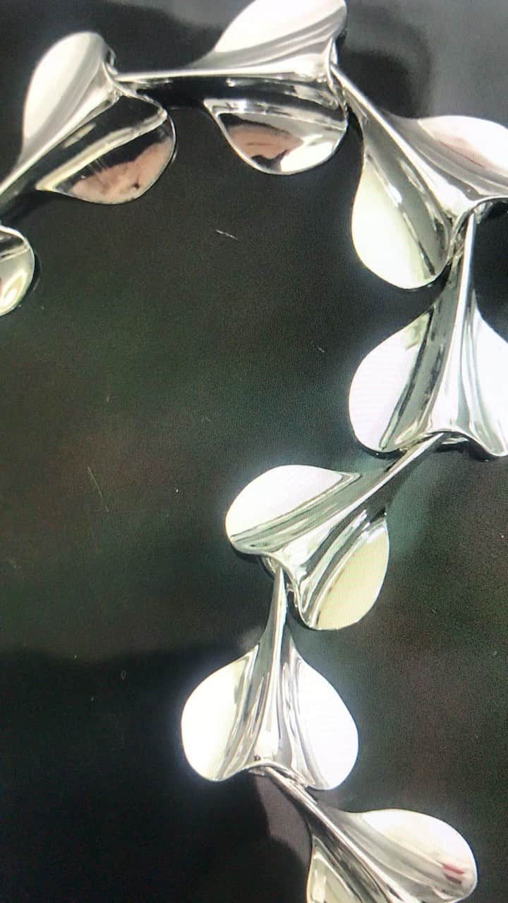 ホアキンベラオのインスタグラム：「Collar articulado con motivos de plata」