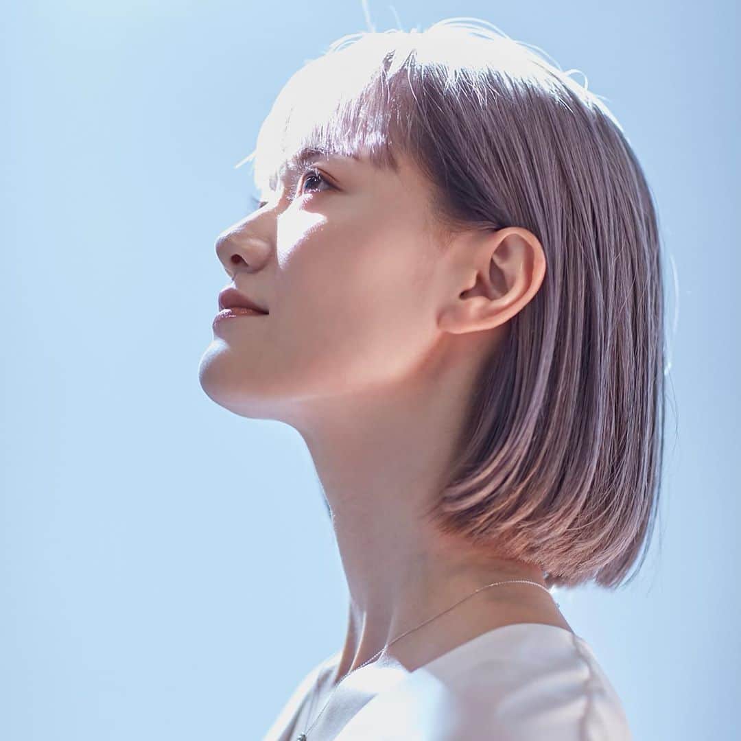 のインスタグラム：「首元のケアはしてますか？ 首元は重い頭を支えているのでシワになりやすいんです。 お顔と同様、首元にも化粧水、美容液とマッサージするように塗布してあげてください。 首元のケアをお拘ると、シワになったり、乾燥してくすんだり、お顔との色の差が目立つようにもなります。 是非お手持ちのトゥルースドロップだけでも充分なので、今日から塗ってみてくださいね。 ・ ・ ※弊社製品は公式サイト限定販売です。 @peaceofshine ホームリンクからご覧いただけます。 ・ ・ #ピースオブシャイン#乾燥対策#肌荒れ対策#紫外線対策#洗顔フォーム#化粧水#美容液#エイジングケア#ビタミンc美容液#ニキビ跡ケア#攻めのスキンケア#トゥルースドロップ#トゥルースシルクウォッシュ#トゥルーストナー#스킨케어#재생크림#여드름#안티에이징」