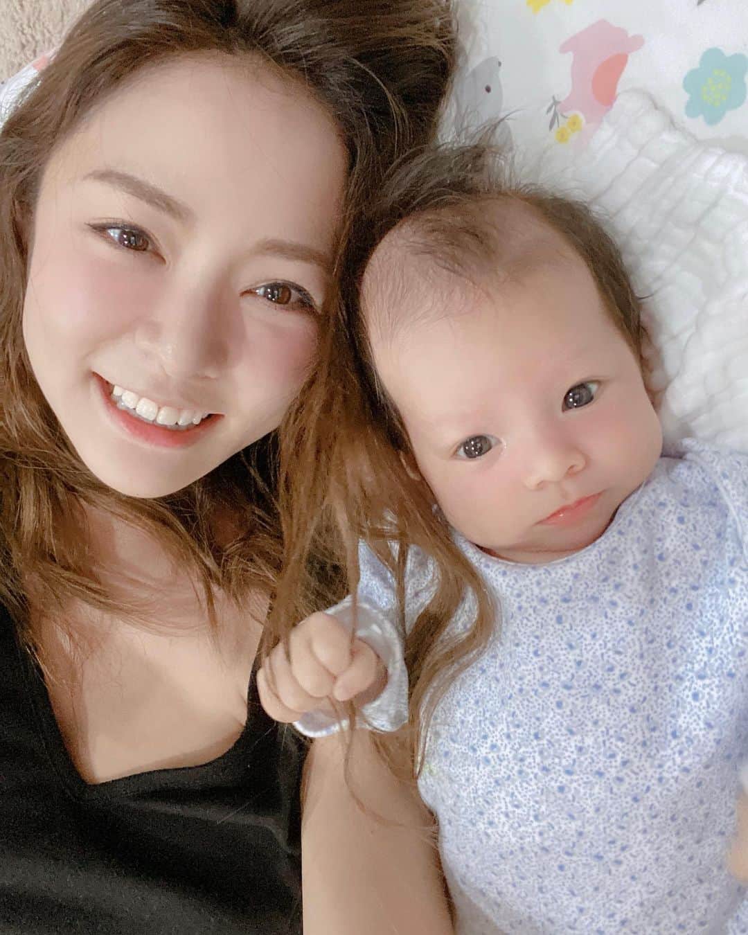 のインスタグラム：「あかん❤️ かわいい😍  赤ちゃんもアプリで撮ると可愛くなる( *´艸｀)  昨日は寝かせてもらえなかったけど 朝天使の寝顔見ると本当幸せ🥺💕  笑いかけてくれるようになって可愛さ爆発してる♡ 夜になると目がギンギンになるけど、もう少し寝てくれるといいなぁ😅  #赤ちゃん #赤ちゃんのいる生活  #赤ちゃんのいる暮らし #ベビーフォト  #ベビーグラム #babygirl #babyphotography #mixbaby」