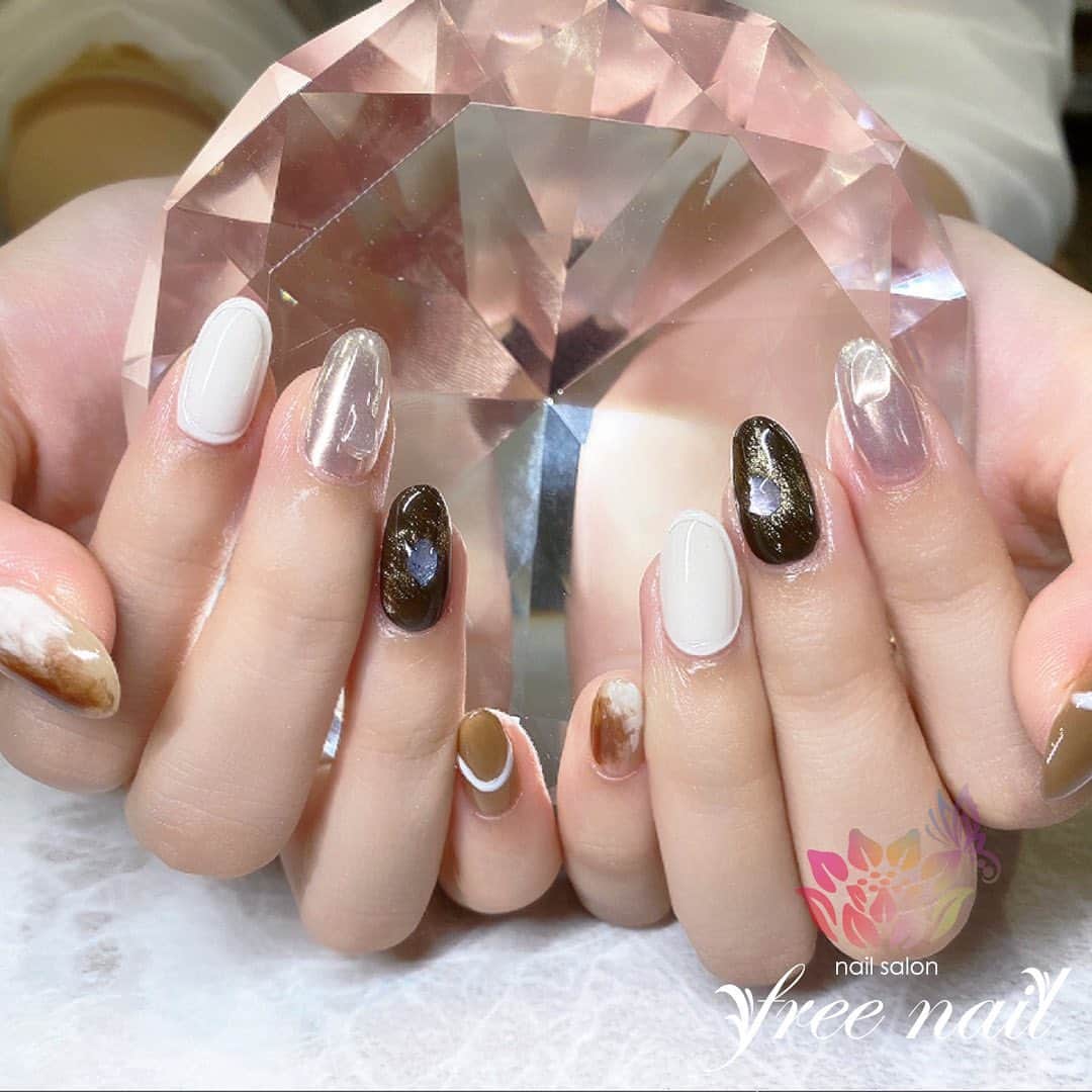 free nail フリーネイルのインスタグラム：「. お客様ネイル💅🏻🍁 . 秋色シックネイル🍂 . 大人シンプル🌜🪐 . ご来店ありがとうございました🙇🏻‍♀️🙇🏻‍♀️🙇🏻‍♀️💗 . #ネイルアート #ジェルネイル #ネイルサロン #大阪ネイルサロン #ネイルデザイン #ネイルチェンジ #ミラーネイル #マーブルネイル #立体ネイル #金箔ネイル #ベージュネイル #ブラウンネイル #デザインネイル #トレンドネイル #大人ネイル #シンプルネイル #おしゃれネイル #秋ネイル #autumnnails #nailsart #nailsdid #美甲 #日式美甲 #日式美甲胶 #日本美甲师 #日本美甲老师 #美甲上课 #日本胶 #フリーネイル #freenail」