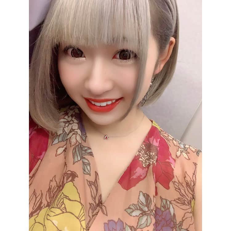 のインスタグラム：「♡ . . 生きてまふよぉ~っと🙆‍♀️ . . いつも行っとる美容院に行けんくて、 近所の美容院で、 . 「明るめの茶髪にちて下ふぁいっ」 . ってお願いちたら、 . どう間違ったのか、 グレーアッシュになった時の😌📸💕笑 . . まぁ、すぐに落ちて パツキンガールにまりまふたがねん🙃💓笑 . . パツキンガールのわれちと、 グレーガールのわれち、 . どっちがお好みでふか☺️？❤️ . . . #われち語 #selfie #自撮り女子 #instaselfie #ボブ #グレーアッシュ #ootdfashion #gray #韓国コスメ #readyazel #花柄ワンピ #ボブ女子 #グレー #シルバーカラー #silver #洋服好き #haircolor #instahair #instafashion #instamakeup #hairstyle #女子大生 #141 #instagood #followme #팔로우 #셀피 #셀스타그램 #前髪 #メイク好き」