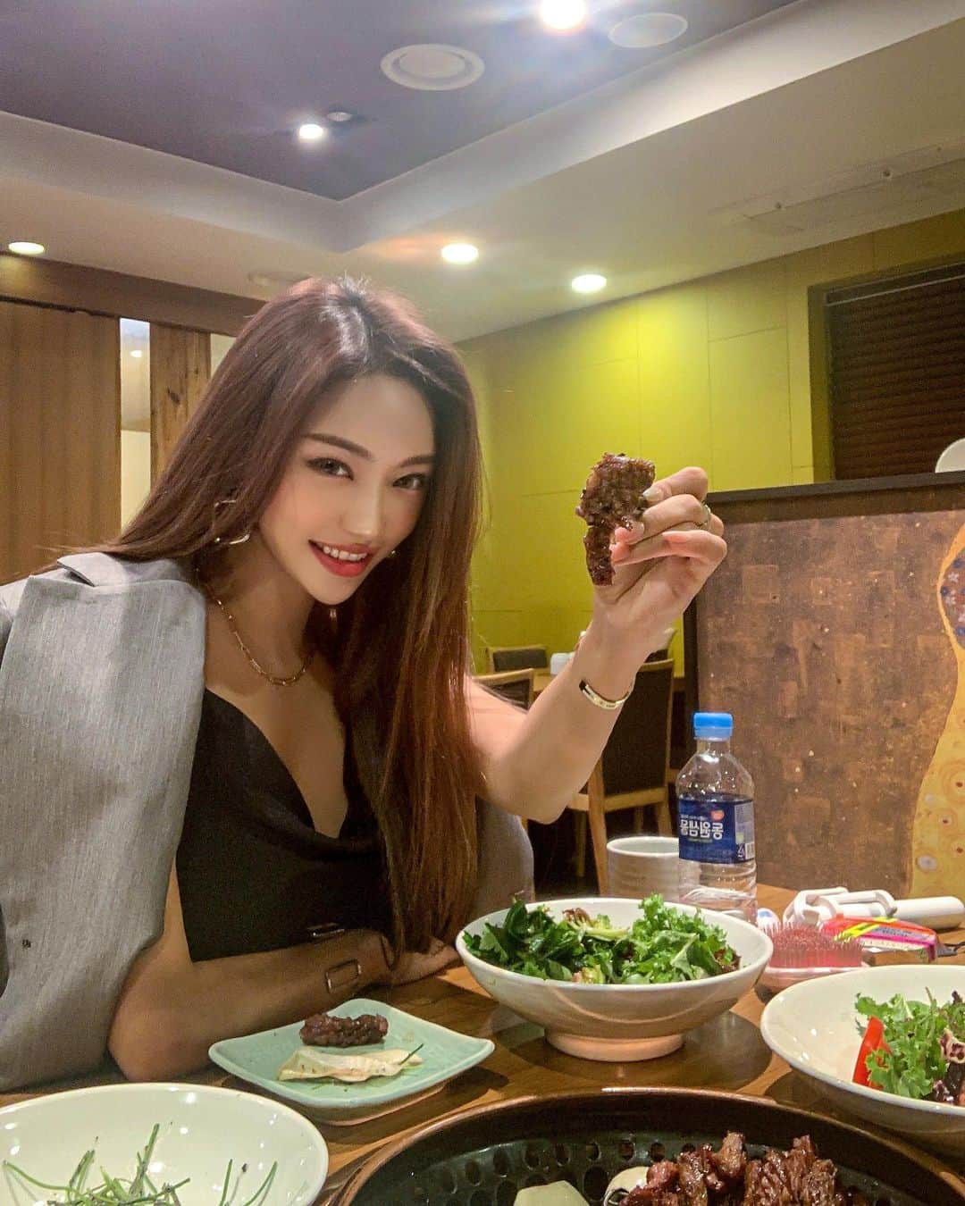 パク・ソヨンさんのインスタグラム写真 - (パク・ソヨンInstagram)「다들 맛점 하셨나여 😉 네이버 방문자 리뷰평점이 높아 내 생일때 방문했던 한정식집 후기가 와쪄욤💚 규모가 꽤 큰 양재한정식 집이라 주차공간도 엄청 넓음🤘🏾 첫번째 코스요리는 광어와 연어! 완전 싱싱! 샐러드&차돌박이 냉채에 오디소스도 너무 상큼햇당😆 제일 맛있게 먹었던 것 중 하나인 육회! 감질맛나하며 먹으니 고기 등장+_+  양념갈비코스라 갈비가 메인인데 숯불에 맛있게 구워주셔서 나는 내 입으로 쏙쏙 잘 먹기만하면 된다능ㅋㅋ고기와 함께 나온 동치미가 진짜 세상 존맛😱💙 새우 표고버섯 강정이랑 전복요리, 해물누룽지탕까지 나오는데 배불러도 뇸뇸ㅋㅋ소고기된장찌개 오곡밥도 별미:)  이날 생일이라하니 미역국으로 대체해주셨는데 너무 갬덩이었어욤😘❣️ 직원분들 다 너무 친절하셔서 나오면서까지 기분좋은곳이었어서 후기를 안쓸수가 없어여 ㅠㅠ ㅋㅋ 담에 엄마생신때 또 갈게요>_< . . . . #설마중 #양재설마중 #강남고기집 #양재맛집 #양재역맛집 #강남맛집 #숯불갈비 #양념갈비 #양재한정식 #강남한정식 #양재고기집 ..」10月27日 15時26分 - ssovely1024