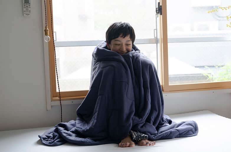 高山都さんのインスタグラム写真 - (高山都Instagram)「ふかふかの布団って最高！と思える季節がやってきました。 寝具メーカーの西川さん @nishikawa_co.ltd のスペシャルサイトでワタシなりの寝具との付き合い方を紹介しています。 撮影は我が家で。 カメラマンさんは、藤代冥砂さん！ @meisafujishiro  憧れてた方が、自分の家の寝室で写真を撮ってくれるなんて…と、不思議な感覚でした。 すごく穏やかで素敵な人柄で楽しかったなー。 ヘアメイクは、いつもいつもありがとうの鈴木智香さん @chikasuzuki1  気持ちのいい寝具に包まれて、ベッドに横たわる時間幸せです。 ぜひ、西川さんのサイトから見てみてください。」10月27日 15時35分 - miyare38