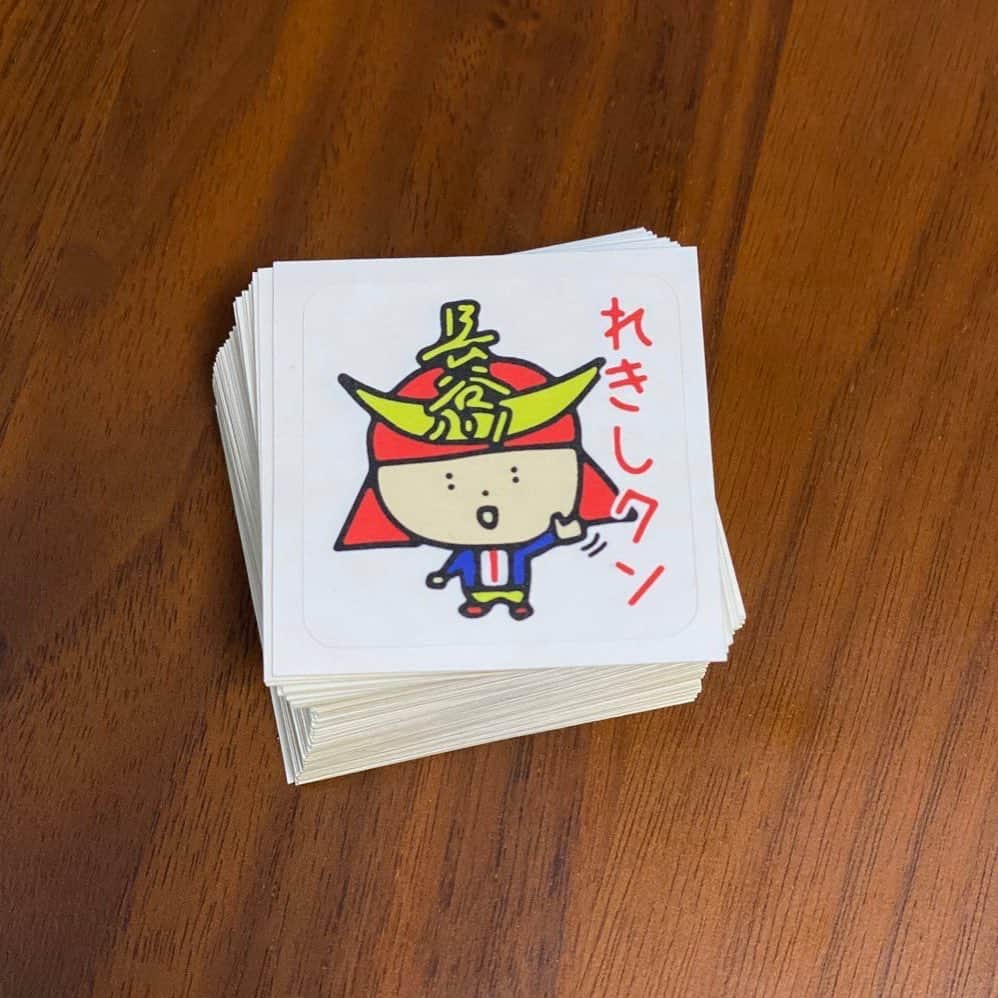 のインスタグラム：「やったー！ れきしクンシールが完成したー！ ・ 今まで、グッズ的なのだと書籍くらいしかなくて、お子さんたちを手ぶらで返してしまうことが多く、勝手にモヤモヤしてました… ・ ご時世柄、交流できないイベントもあると思いますが、今後無料でお配りできればと！ ・ オトナも良いよ！笑」