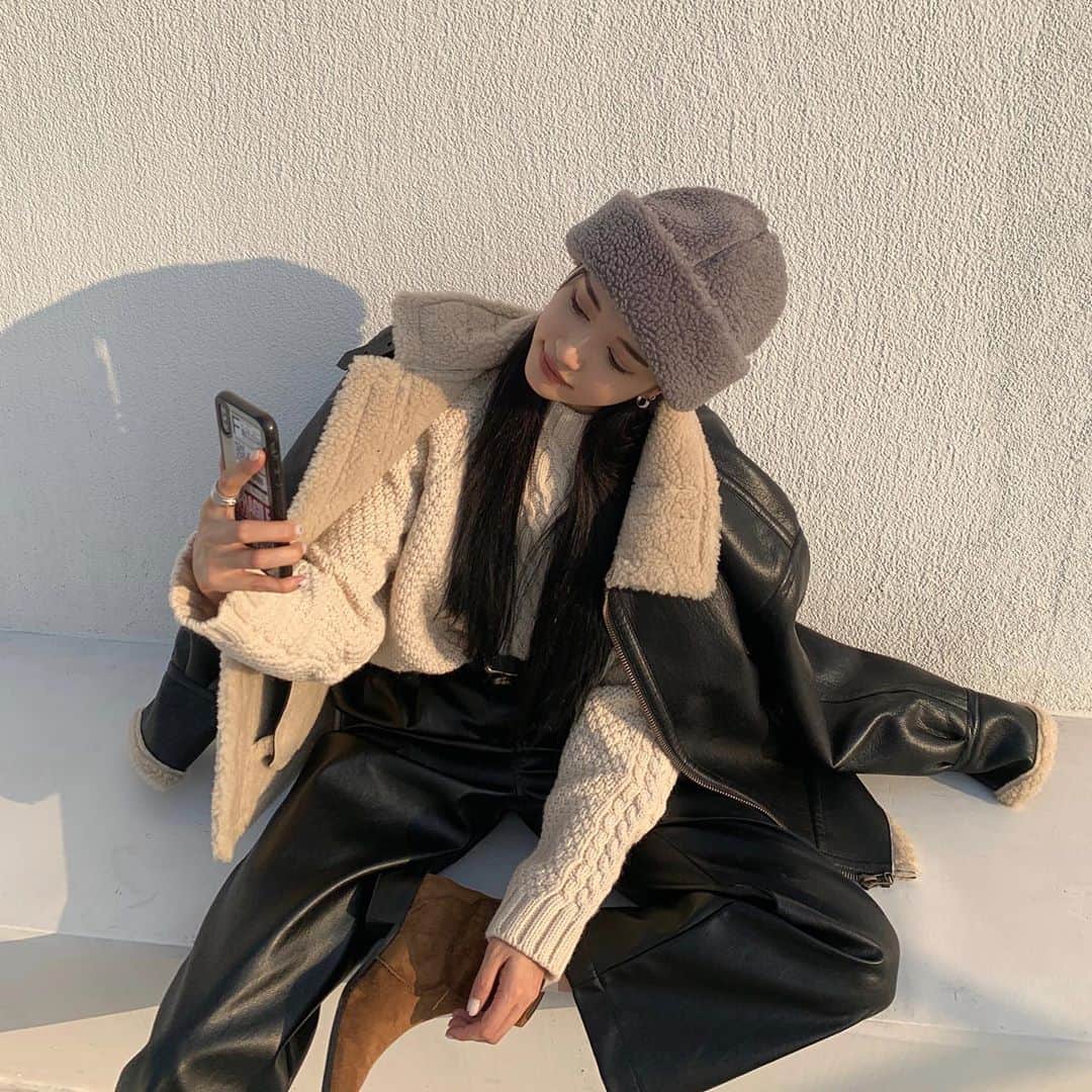 パク・ソラのインスタグラム：「겨울준비는 털털하게 따시게 어그모자랑🤍」