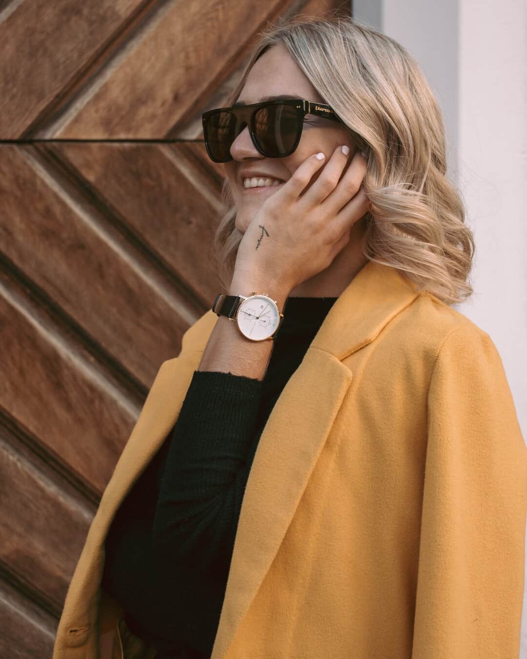 Kapten & Sonさんのインスタグラム写真 - (Kapten & SonInstagram)「'No beauty shines brighter than that of a good heart.' 💛 Stylish autumn outfit inspiration by @judyaries wearing our sunglasses Moscow Tortoise Dark Brown⁠ and our watch Chrono Gold “Black Leather”⁠. 🌞⁠ #bekapten #kaptenandson⁠ .⁠ .⁠ .⁠ #fashion #inspo #ootd #style #watch #city #outdoors #fashioninspo #happy #outfit #travel #sunglasses」10月27日 15時30分 - kaptenandson