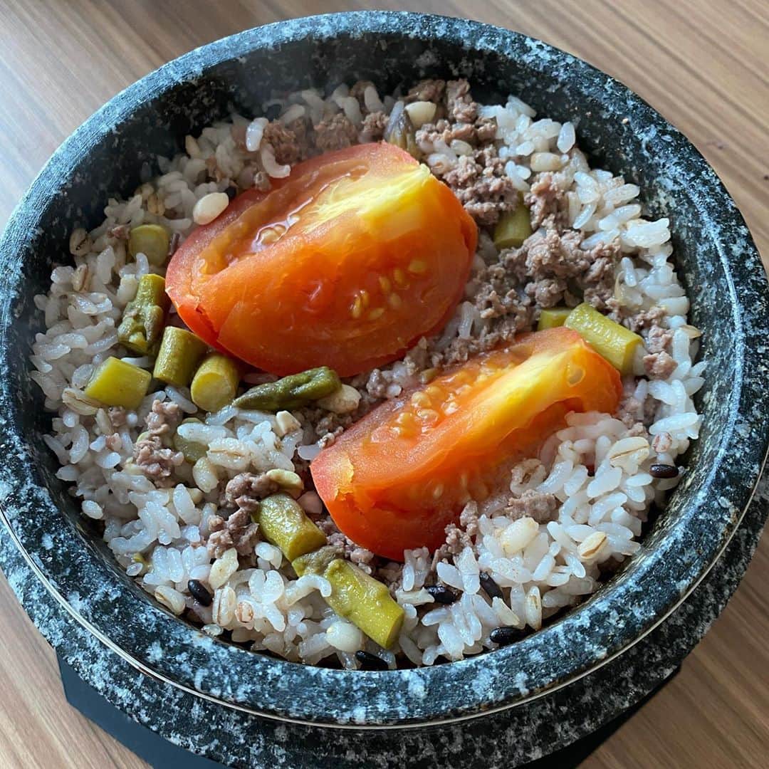 ウォン・ジナのインスタグラム：「솥밥도전....성공!<토마토아스파라거스소고기솥밥>」