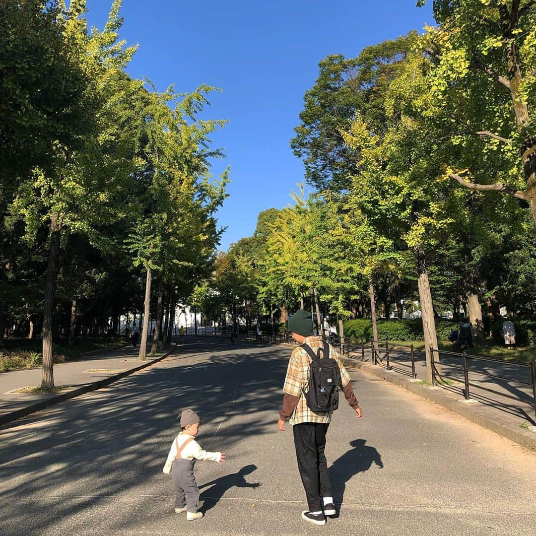 山﨑さおりさんのインスタグラム写真 - (山﨑さおりInstagram)「. 週末は公園に🌞 今の時期が貴重過ぎてとにかく公園ばっかり😂大好きな季節🍂 何でもかんでも手に取って口に入れなくなったからやっと公園で遊ばせられるのが嬉しいね☺️ ちゅう動画が可愛すぎて、、👶🏻👦🏻 いいなぁ言ってしまってる私😂 一眼レフ久しぶりに持ち歩いたけど改めて綺麗と実感📷 しばらくまたカメラ持ち歩こ〜😙 . . #familyday #10歳差兄弟」10月27日 15時38分 - saori_emunjewelry