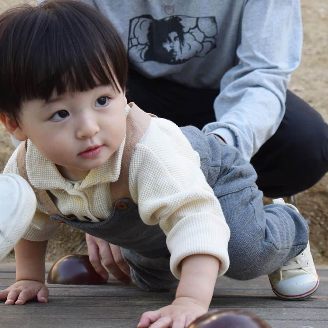 山﨑さおりさんのインスタグラム写真 - (山﨑さおりInstagram)「. 週末は公園に🌞 今の時期が貴重過ぎてとにかく公園ばっかり😂大好きな季節🍂 何でもかんでも手に取って口に入れなくなったからやっと公園で遊ばせられるのが嬉しいね☺️ ちゅう動画が可愛すぎて、、👶🏻👦🏻 いいなぁ言ってしまってる私😂 一眼レフ久しぶりに持ち歩いたけど改めて綺麗と実感📷 しばらくまたカメラ持ち歩こ〜😙 . . #familyday #10歳差兄弟」10月27日 15時38分 - saori_emunjewelry