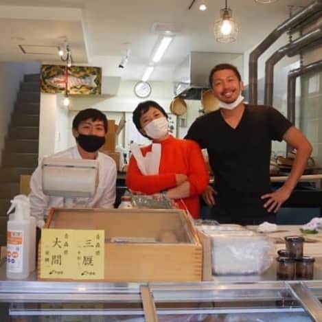 のインスタグラム：「クリトモ商店はこの3人の誰が欠けても成立しないのです。仕入れの夫、経営、小売、惣菜担当のわたし、そして明石担当つるちゃん。みんな頼りにしてまっせ！　#仲間　#クリトモ商店　#ファミリー　#築地クリトモ商店 @kuritomo_shouten」