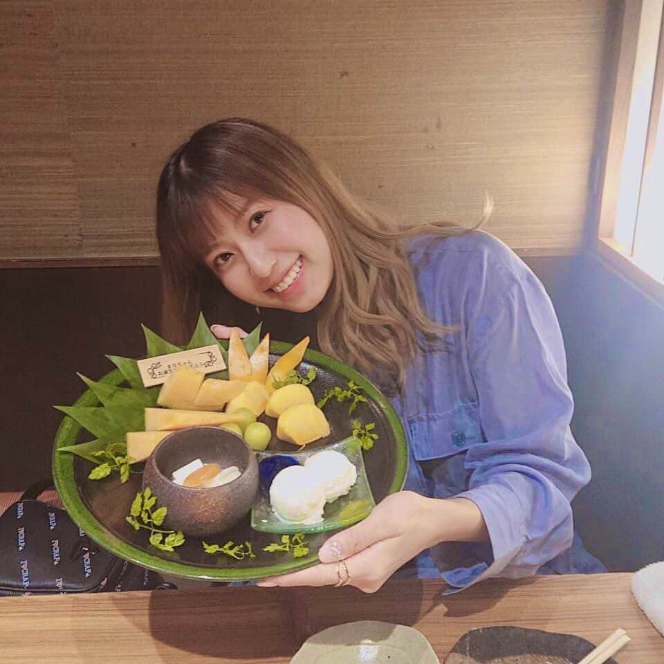 天野麻菜さんのインスタグラム写真 - (天野麻菜Instagram)「お誕生日週間も終わりました。 今年も数え切れないくらいの「おめでとう」を頂いて本当に幸せです。  29歳って、20代最後とか、アラサーとか、囃し立てられることが多い気がするけど。  個人的には年齢はただの数字であってほしい。  焦ってないわけじゃないし、焦らなきゃいけないこともあるけど、どんなに歳を重ねても自分に正直に生きていたい。  好きも嫌いも、yesもnoも、出来る限り自分らしく言いたい。  そんな風に生きられるよう、支えてくれている皆様に本当に感謝してます。いつもありがとうございます。 これからもよろしくお願いします🍎  #10月14日 #誕生日 #でした #29歳 #おめでとう #ありがとう #天野麻菜 #グラビア #タレント #役者 #女優　#リングガール #フットサル #大阪出身 #芸歴11年目 #これからもよろしくね」10月27日 15時42分 - akaringo_mana