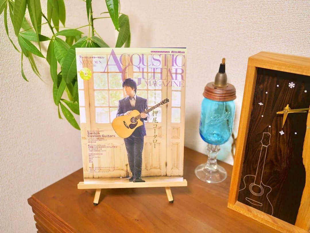 のインスタグラム：「本日10/27発売のアコースティック・ギター・マガジン Vol.86にてSWITCH Custom Guitarsの試奏レビューをさせていただきました！  なんだか今までと違ったかっこいい渋い感じの写真を撮ってもらった(笑)  みんな是非チェックしてね！  ♪ ♪ ♪  #yukimatsui #松井祐貴 #アコマガ #アコースティックギターマガジン #リットーミュージック #acousticguitarmagazine」