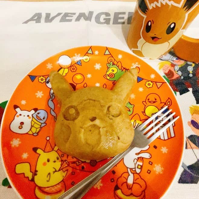 のインスタグラム：「今日は頭痛でおうちタイムinベッド｡｡｡ せめてご飯くらいは自分らしく✨ 起き上がって時短ケーキ(5分蒸しパンともいう) オートミールとはちみつで作ったバナナケーキ🍰💗&MTCオイルの粉末が入っているというバターコーヒー☕️ 全然ヘルシーでは無い気はするけど罪悪感の感じないカフェタイム⤴⤴⤴ 大好きなポケモンで揃えてみました💓 ただランチョンマットがなく… ランチョンマットはアベンジャーズ(ﾉ≧ڡ≦)☆ * お皿をイーブイプレートにするか悩んだけど…サイズ的にこちら😅 あとこのコーヒー通販なんだけどMTC粉末見つけちゃった… 次はバターコーヒーも手作り有りかも💓  #金城真央 #女優 #タレント #モデル  #ポケモン #アベンジャーズ #イーブイ好き  #お家カフェ #うちカフェ  #お家でポケモンカフェ  #ヘルシーメニュー  #オートミールアレンジ  #ダイエット#ボディメイク  #アラサー独女 #アラサー女子  #ミドサー女子 #アラフォー独身女子 #アラフォー女子 #ムチムチ #童顔 #被写体 #Japaneseactress #Japanesemodel #pretty #me #followme #followmenow #smile #japanesegirl」