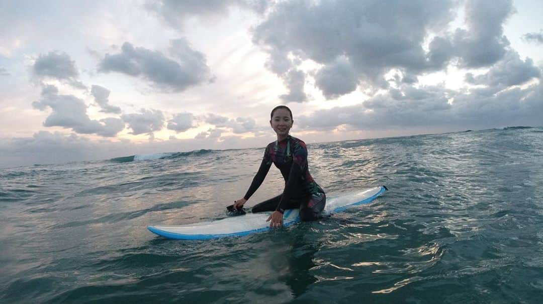 呉屋ありささんのインスタグラム写真 - (呉屋ありさInstagram)「. 沖縄もウエットスーツじゃないとさっむいな🏄‍♀️ . 10年近く使っていたウエットスーツから新調しました❤️ (逆光でよくわからんけど) . 暖かいし、安心感あって良きです。 みんなありがとうネ🎁 . . #surf #surfing #surfgirl  #present  #new #wetsuit  #okinawa #hurley  #おねだりプレゼント #ウエットスーツ #冬も頑張る一心です #サーフィン初心者 #サーフ女子」10月27日 15時47分 - arisa_goya