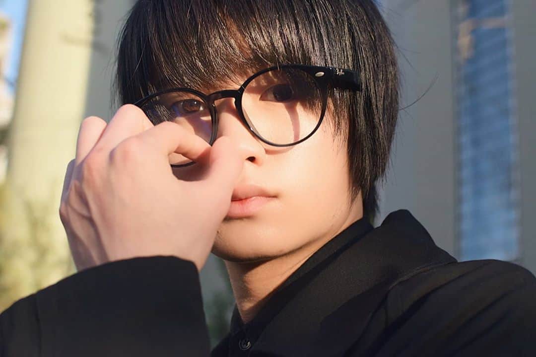 外山将平のインスタグラム：「良い天気でしたね🍁 一日お疲れ様でした！  photo by:key #photooftheday#camera#portrait#model#外山将平#役者#俳優#今日の外山#ootd#Nikon#美肌#一重 #写真#撮影#カメラ#ポートレート#ファインダー越しの私の世界#カメラ好きな人と繋がりたい#筋トレ#作品撮り#黒髪#メガネ男子#ブラックコーデ#秋#autumn#fashion#instagood#被写体モデル」