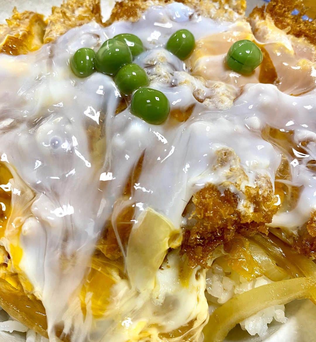 江口寿史のインスタグラム：「週に火、木、土の３日間、かつ丼だけの営業で頑張ってる西荻町中華の至宝・坂本屋。今日がその火曜日だったじゃないの！しかも時間は２時過ぎ行列もなし。となれば。これで入らぬ選択肢は「ね」。 はうわ〜今日も今日とて。この卵のとろけ様の官能的なこと。 昨日通ってた店がいつなくなるとも限らないこのご時世。食べれる時に食べときましょね。」