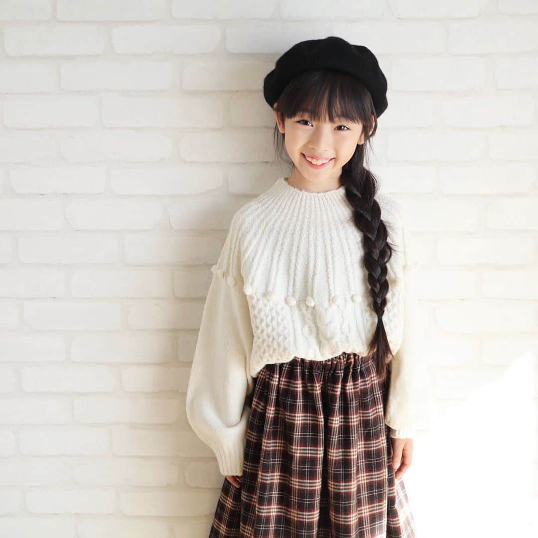 Akiのインスタグラム：「10/27 ・ 最近の仙台 とっっっっても寒くて🍂 ・ ・ そのせいか 娘、めちゃくちゃ久しぶりに 風邪をひきまして ・ 数日 熱と戦ってました😷 ・ ・ 熱性痙攣3回経験者なので 熱が出る夜は本当にドキドキする😷 ・ ・ ごはんめっちゃおかわりしてたし 元気だったけど😌← ・ ・ ・ そんな娘に 冬に向けて新しくあったかいお洋服を👧🏻 ・  @gu_for_all_ の新作 ポップコーンケーブルセーター🧶 ・ もうさ 名前からすでにかわいいよね🍿 ・ ・ 袖がぽわんとしつつ 首元はシュッとしてて ほんとかわいくてオススメです😌♡ ・ ・ ・ ・ #gu_for_all#GUstyle#gupr#gukids#ウィンタートップス#ポップコーンケーブルセーター」