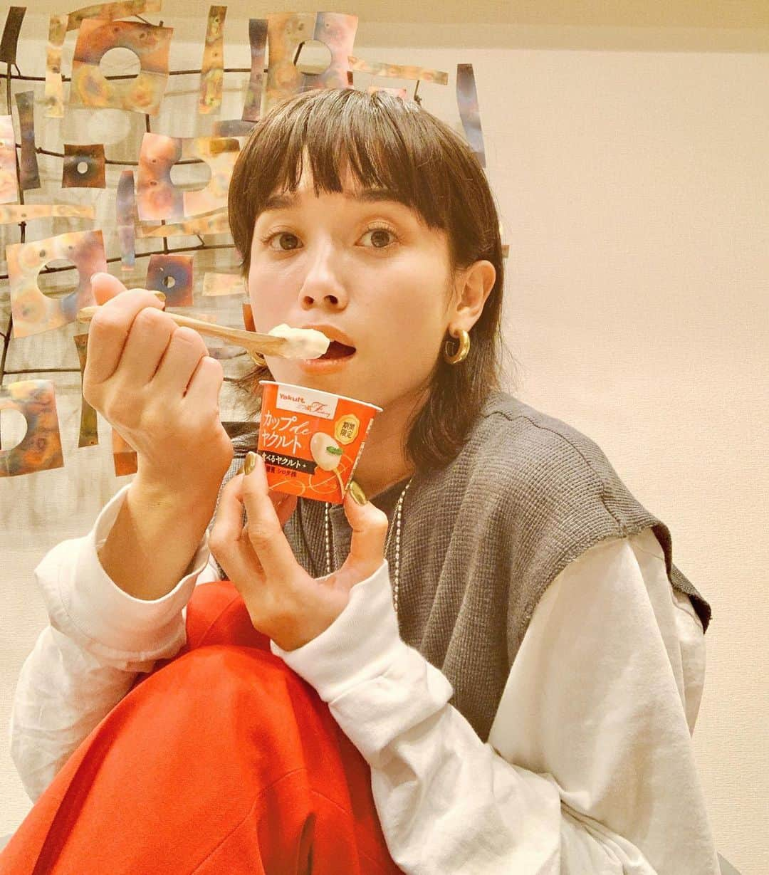 宮城舞さんのインスタグラム写真 - (宮城舞Instagram)「ヤクルトは我が家は体調管理のためにも 毎日飲んでます☺️ 息子もジュースをあまり飲まないんだけど、 ヤクルトは大好きなの❤️ そんなヤクルトからデザート感覚で食べられる 「カップ de ヤクルト」が 2021年の4月まで限定発売されてるよ🧚🏻 ヤクルトの風味と生クリームのおいしさが 味わえて濃厚なんだけど後味スッキリ☺️ ヤクルト独自の「乳酸菌 シロタ株」が１個に１０億個含まれていたり、カロリーを気にする方が安心して 手に取りやすい１００kcal/個だったりと女性にとっていい事尽くしです🧜🏻‍♀️ 小腹が減ったときや 朝ごはんの足しに とっても美味しく頂いてます😌   #PR #カップdeヤクルト #食べるヤクルト」10月27日 16時00分 - mai_miyagi