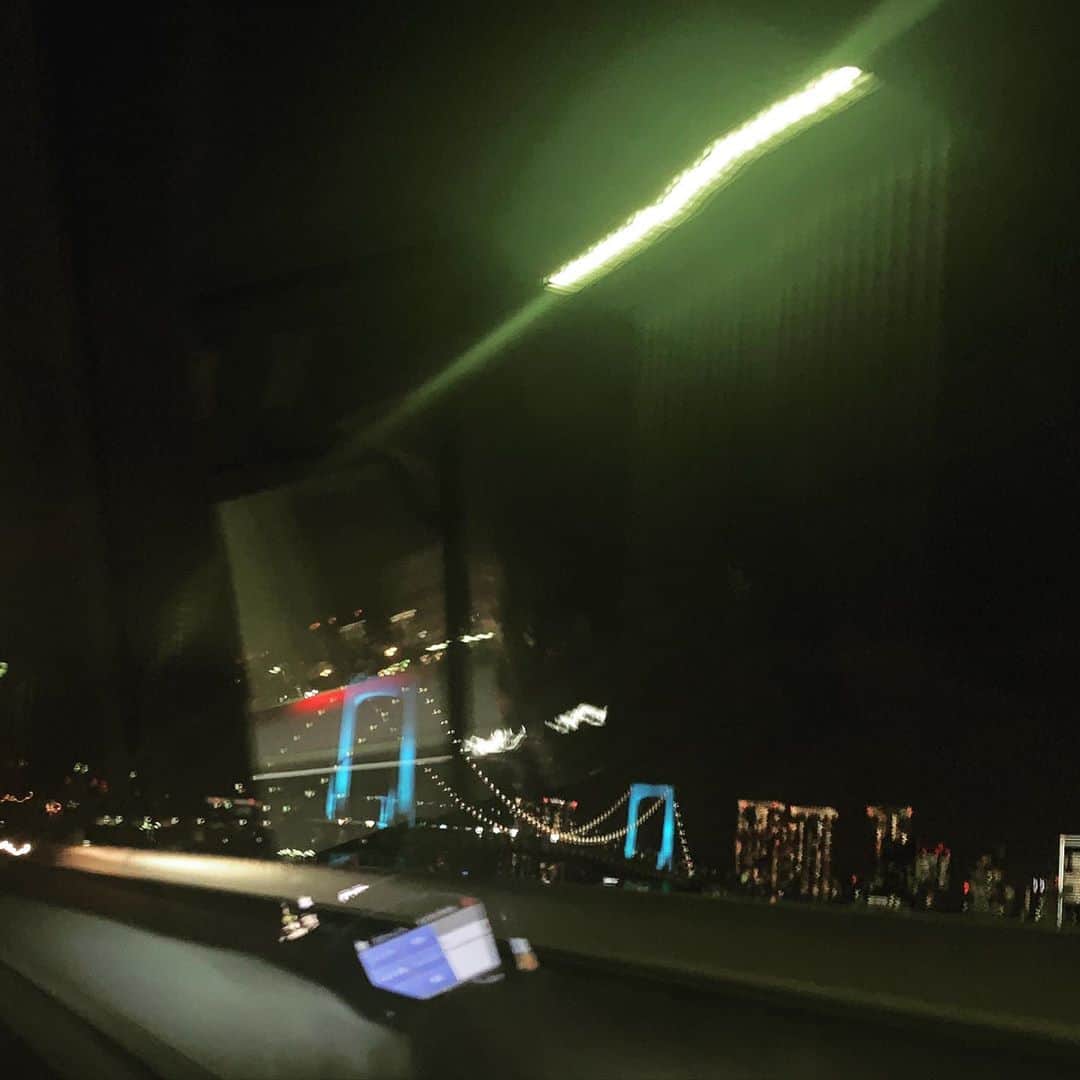 LiLyさんのインスタグラム写真 - (LiLyInstagram)「いつか懐かしく 想うんだろうな。 アゲハ収録帰りのタクシーから 見る　#レインボーブリッジ　💫  #tokyo」10月27日 16時03分 - lilylilylilycom