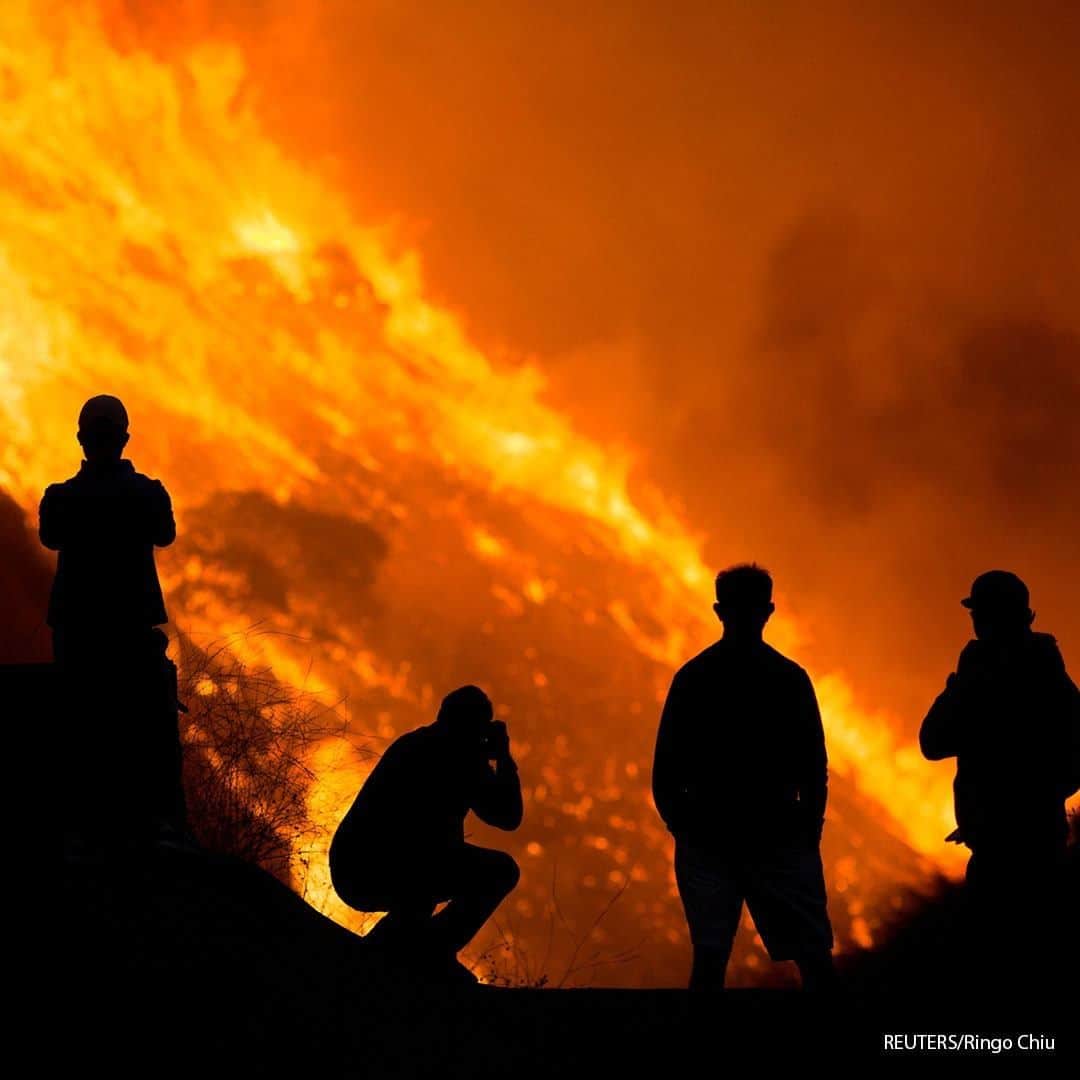ABC Newsさんのインスタグラム写真 - (ABC NewsInstagram)「Residents are silhouetted as they watch the Blue Ridge Fire burning in Yorba Linda, California, U.S. October 26, 2020. #califronia #wildlife #blueridgefire」10月27日 16時05分 - abcnews