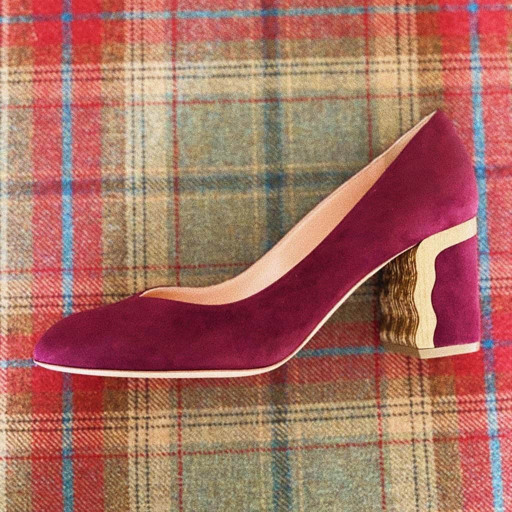 ルパートサンダーソンのインスタグラム：「Mulberry dreams I Candice in Mulberry Suede I #MidHeels #BlockHeel #Pump #GoldDetails #PerfectPumps #ComfortableShoes #ShoeAddict #RupertSanderson」