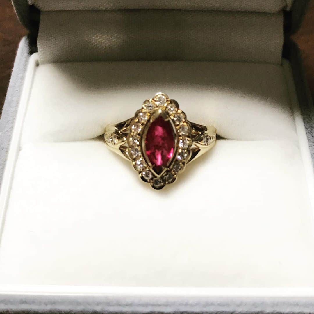 一井悠理さんのインスタグラム写真 - (一井悠理Instagram)「今回はこちらを購入しました🥰 ダイアモンドは、sizeが調節したくても出来なかったので諦めたけど、ルビーの周りはダイアモンド🍀 完璧に一目惚れ❤ あとはこれにRubyの18kの#necklace を迷ってる💦 12月誕生日だし、自分へのプレゼントで買ってしまった🥰🥰🥰 #18k  #ruby  #ring #diamond」10月27日 16時19分 - yuripoyo.1212